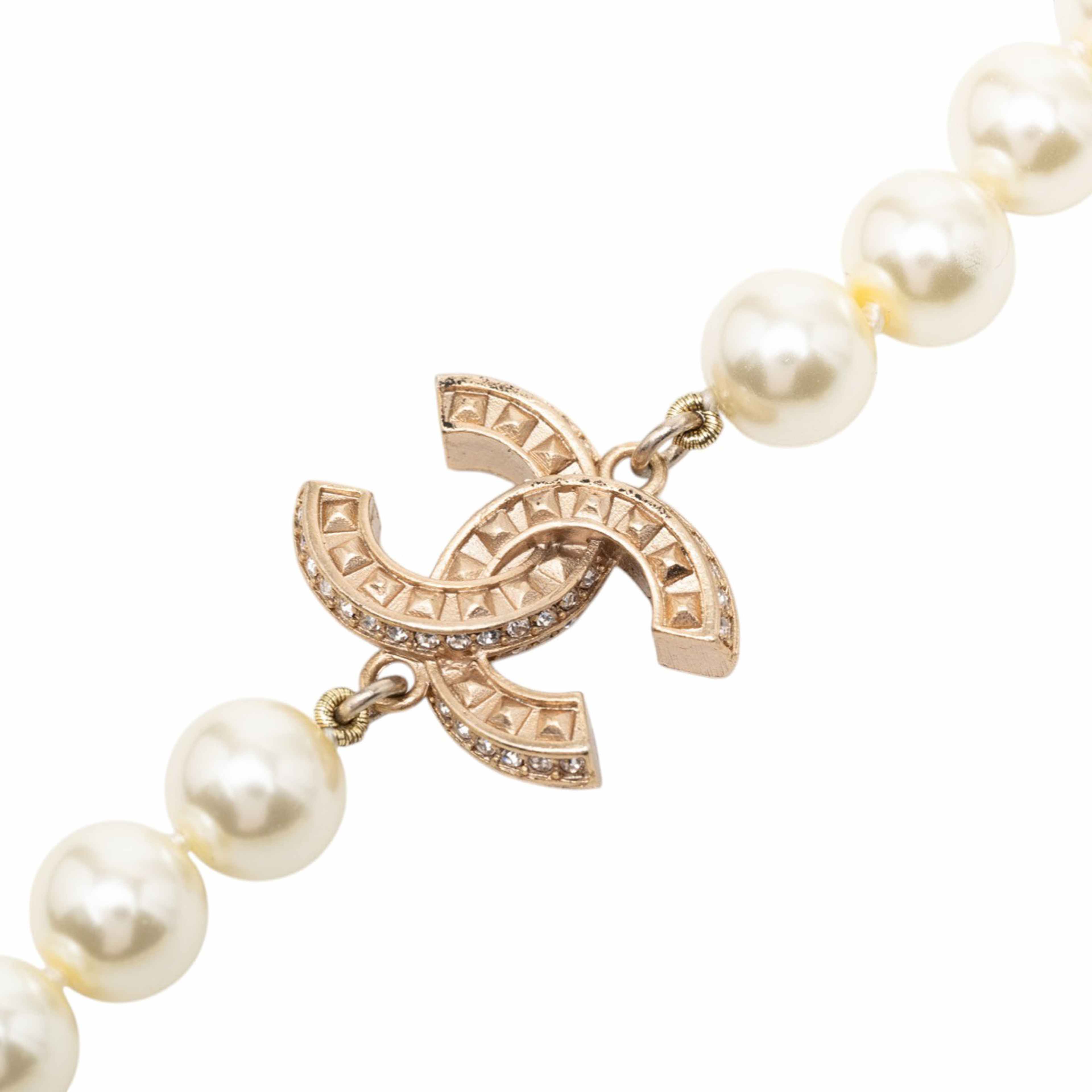 Chanel Cc Gold Plated And Faux Pearl Rhinestones Long Necklace, från Luxclusif, i färgen pearl. Klicka för att öppna bilden i stort format