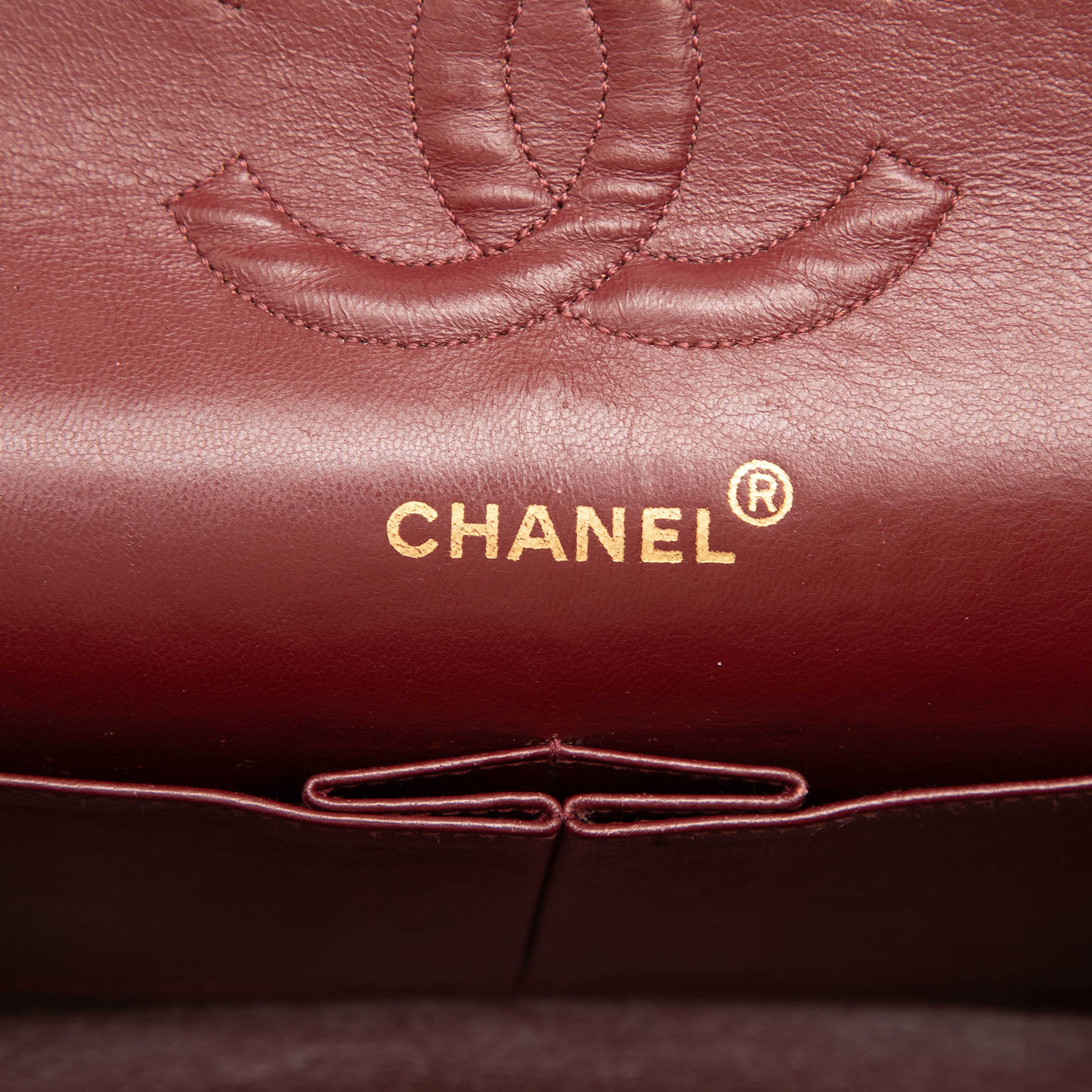 Chanel Medium Classic Lambskin Double Flap, från Luxclusif, i färgen svart. Klicka för att öppna bilden i stort format