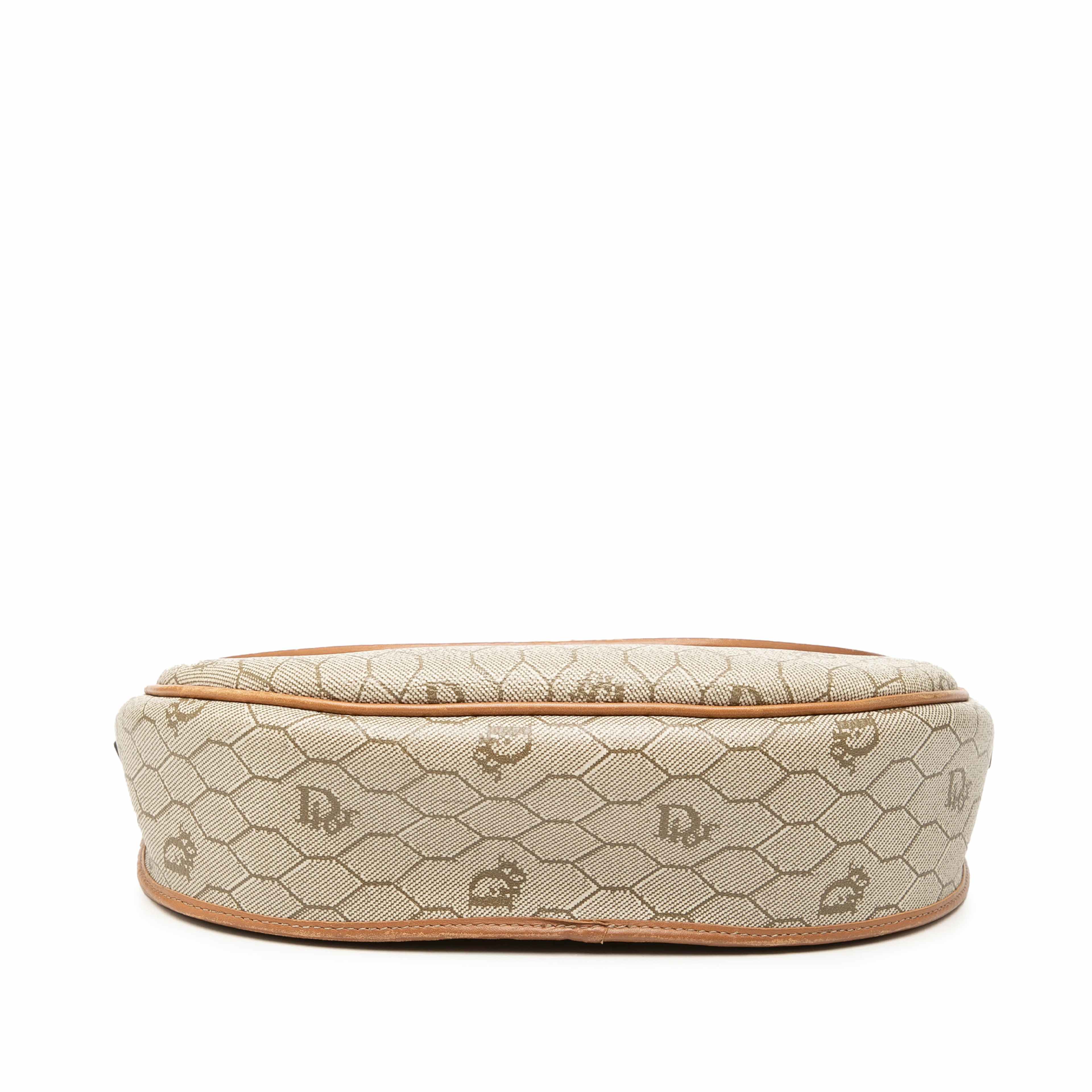 Dior Honeycomb Coated Canvas Crossbody, från Luxclusif, i färgen beige. Klicka för att öppna bilden i stort format