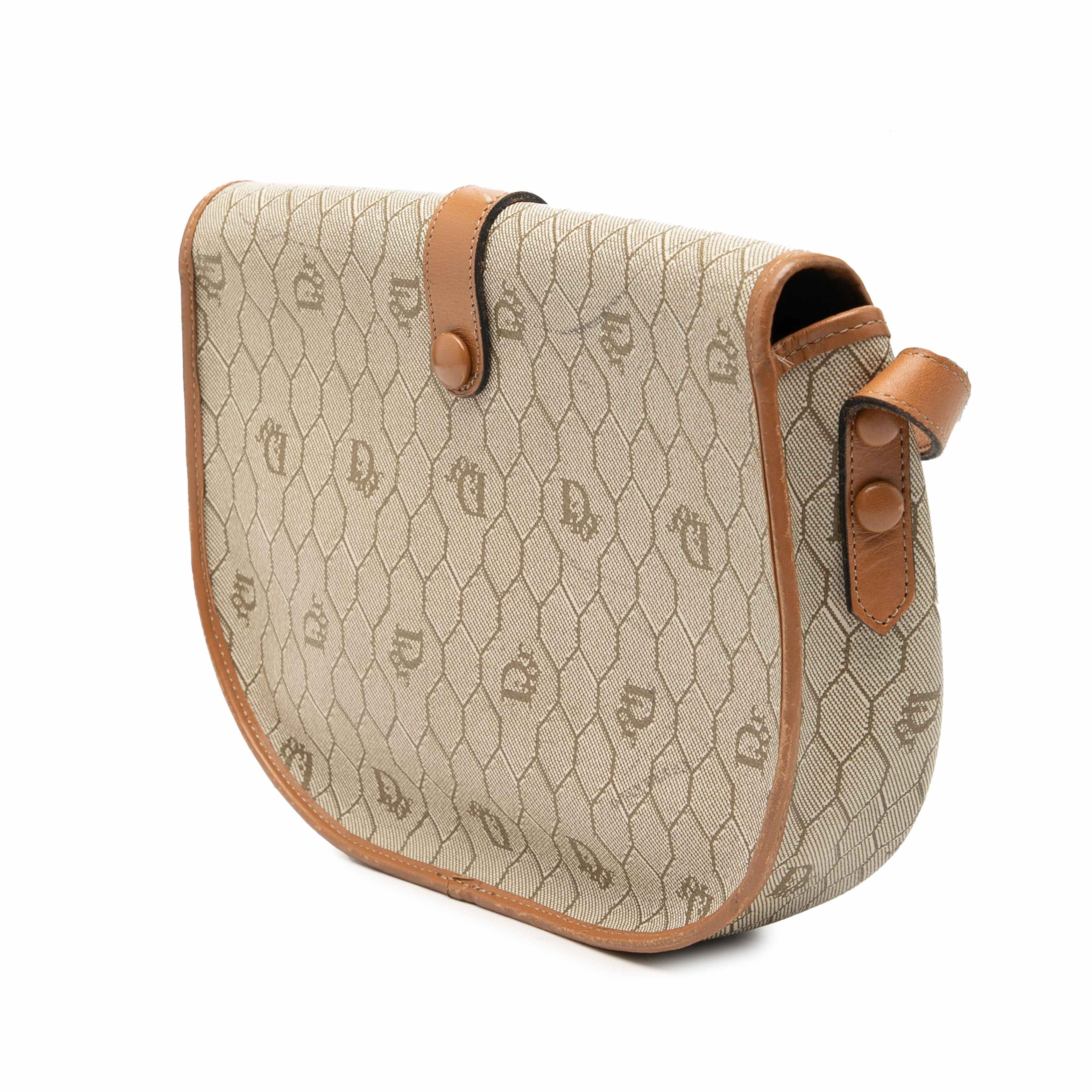 Dior Honeycomb Coated Canvas Crossbody, från Luxclusif, i färgen beige. Klicka för att öppna bilden i stort format