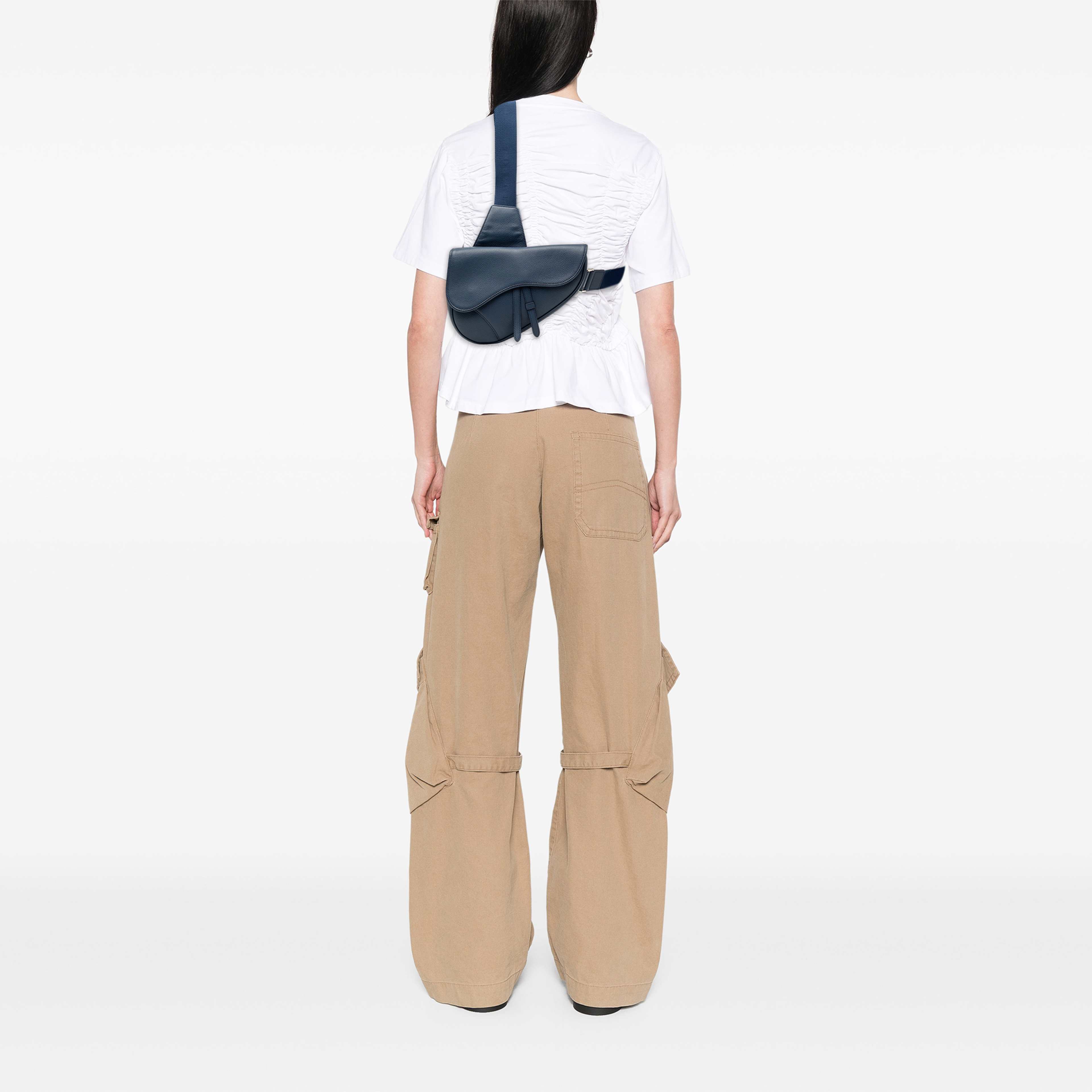 Dior Grained Calfskin Saddle Crossbody, från Luxclusif, i färgen blå. Klicka för att öppna bilden i stort format