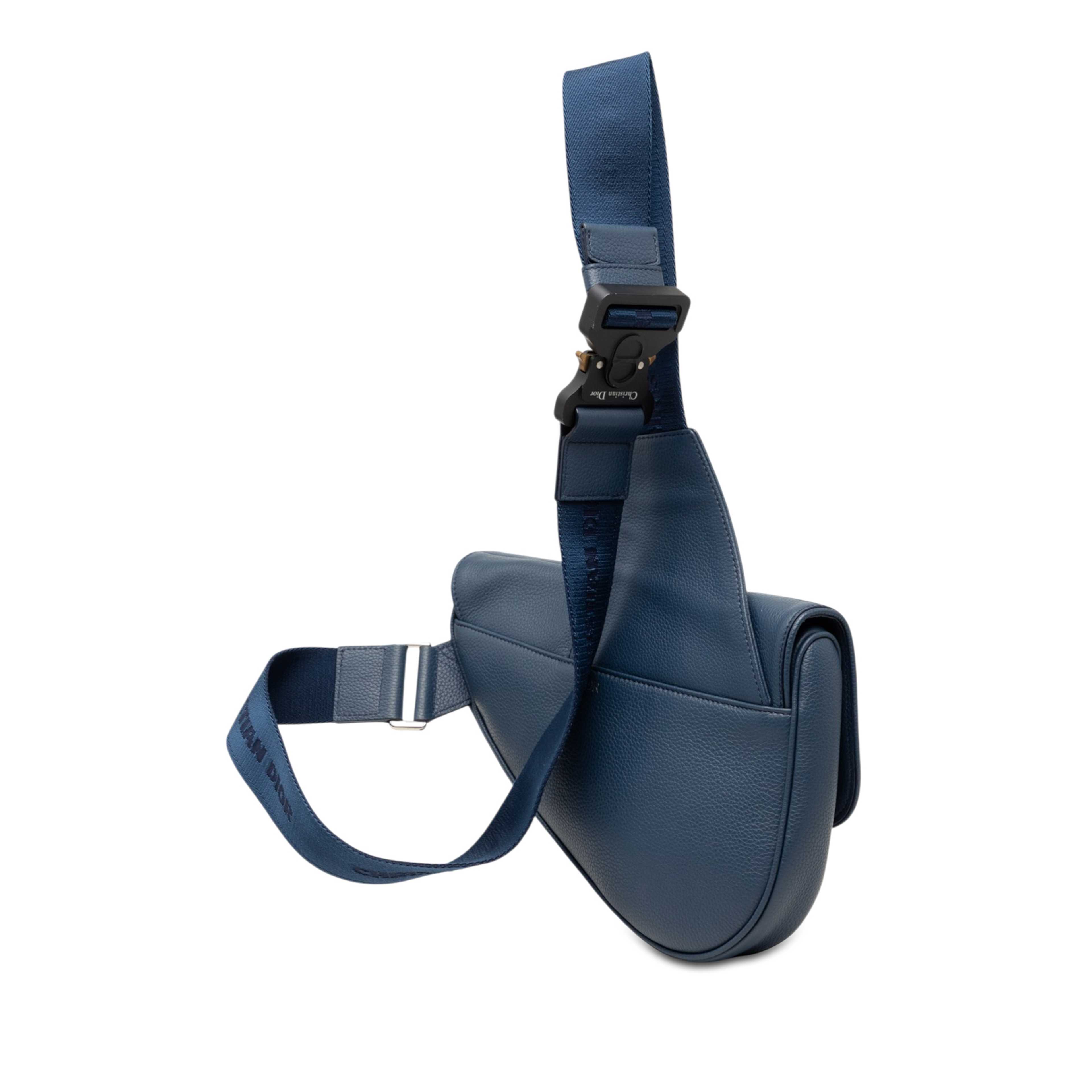 Dior Grained Calfskin Saddle Crossbody, från Luxclusif, i färgen blå. Klicka för att öppna bilden i stort format