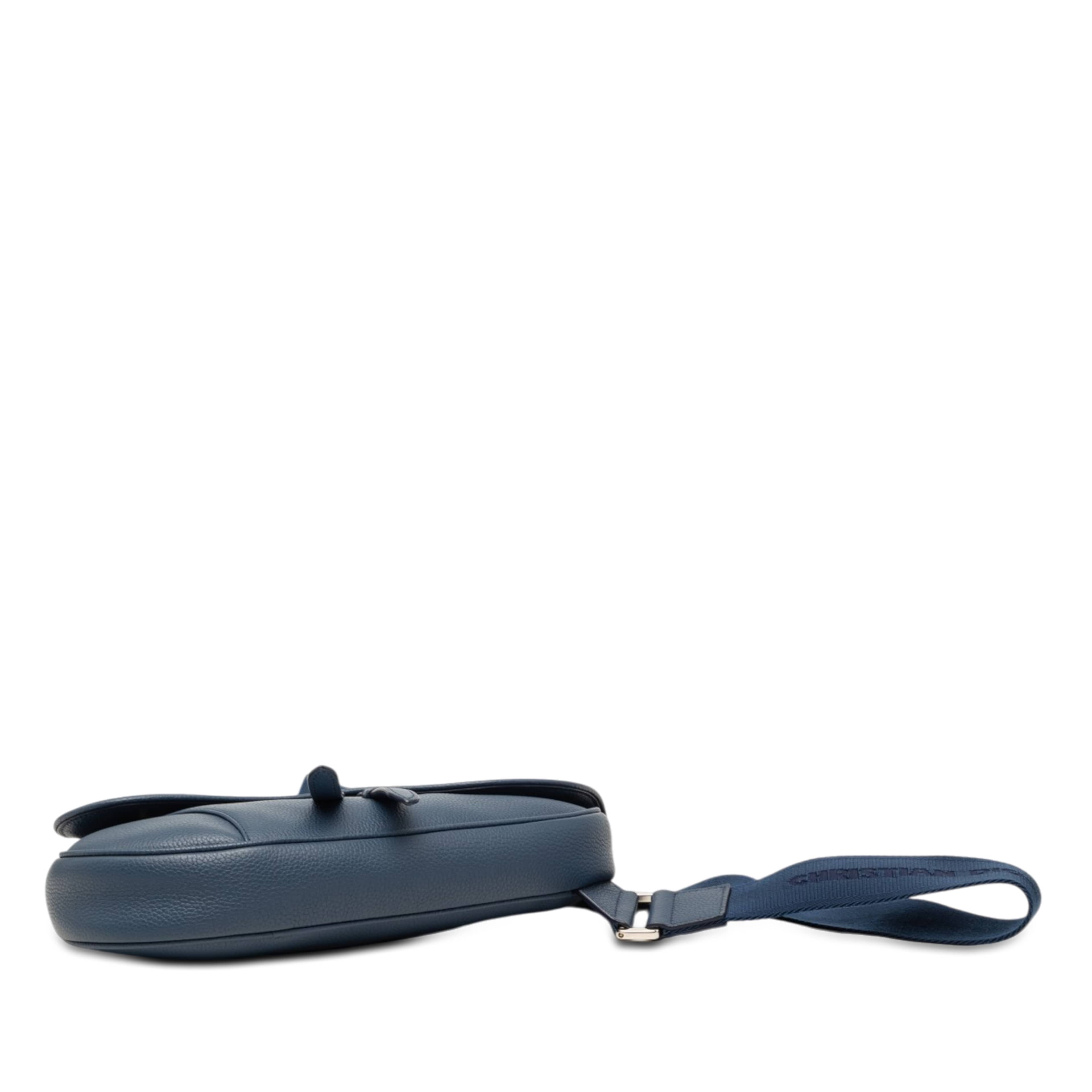 Dior Grained Calfskin Saddle Crossbody, från Luxclusif, i färgen navy. Klicka för att öppna bilden i stort format