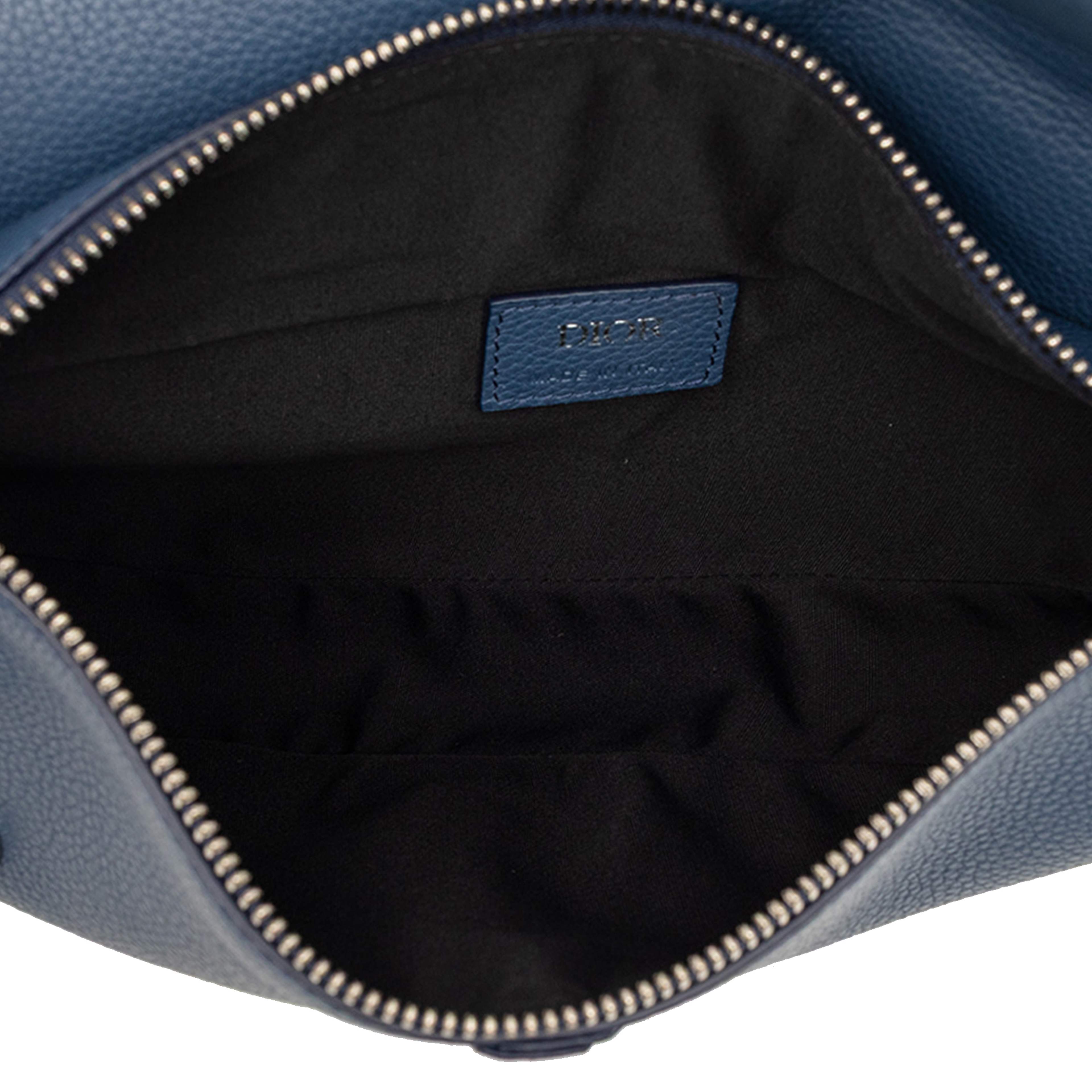 Dior Grained Calfskin Saddle Crossbody, från Luxclusif, i färgen navy. Klicka för att öppna bilden i stort format