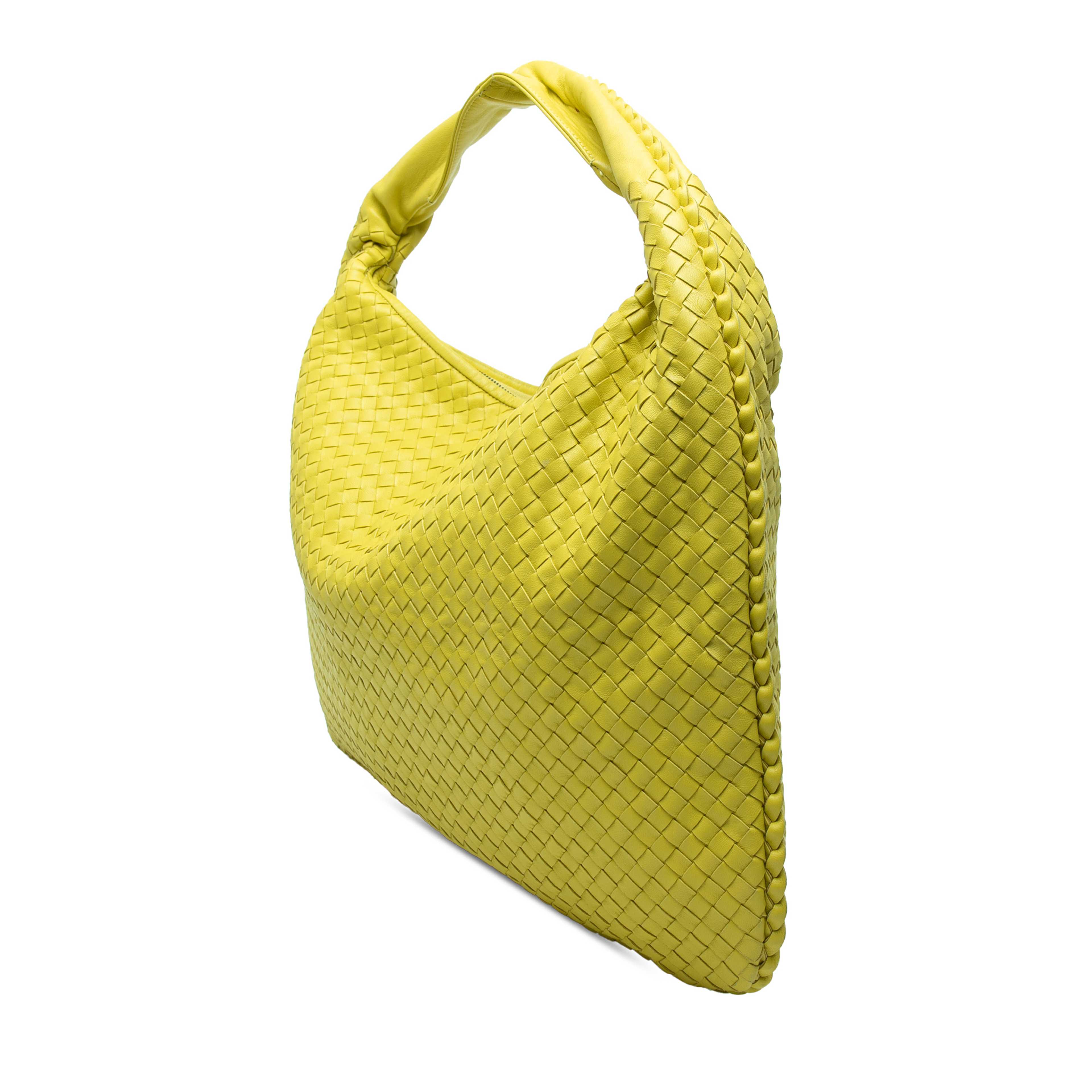 Bottega Veneta Large Nappa Intrecciato Veneta Hobo, från Luxclusif, i färgen gul. Klicka för att öppna bilden i stort format