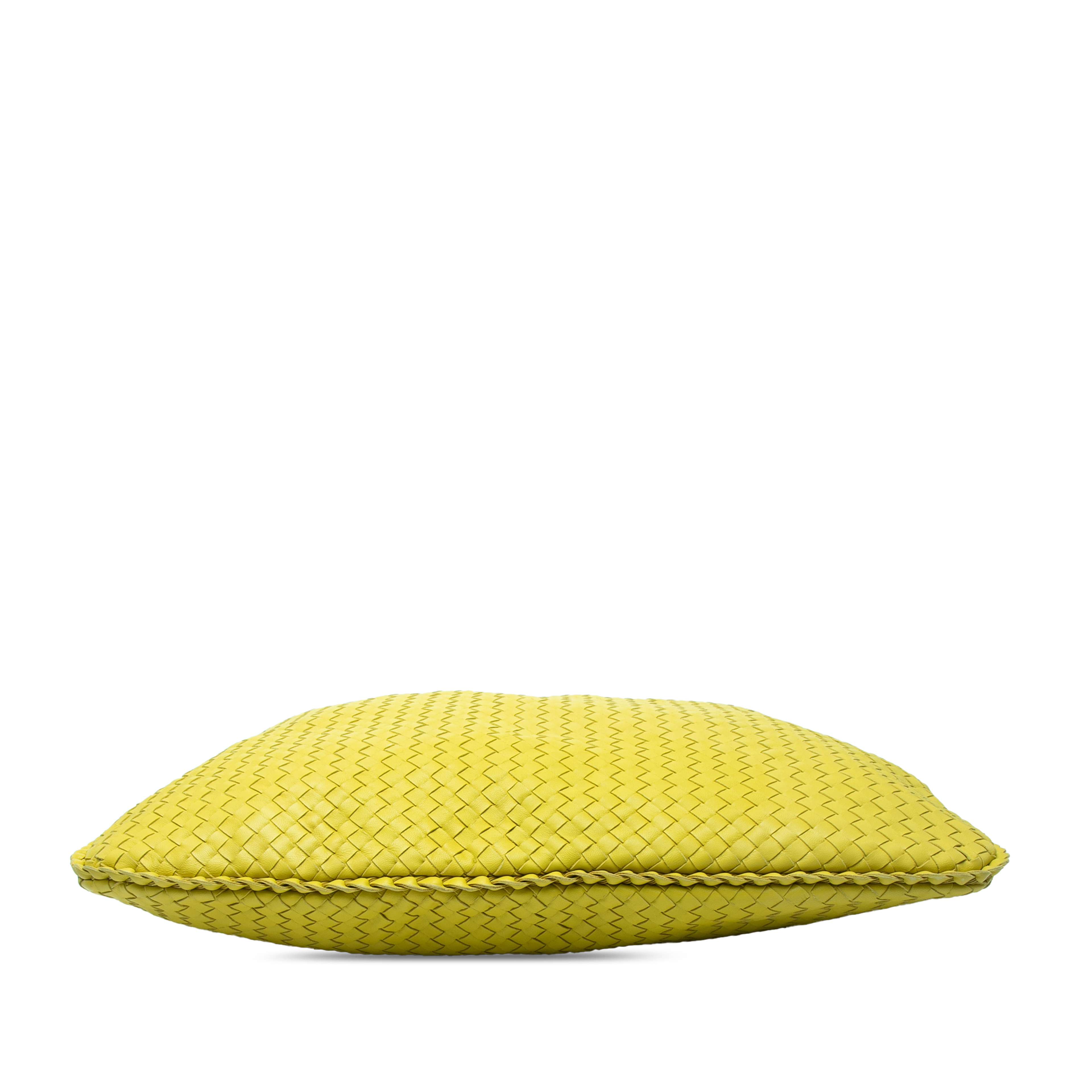 Bottega Veneta Large Nappa Intrecciato Veneta Hobo, från Luxclusif, i färgen gul. Klicka för att öppna bilden i stort format