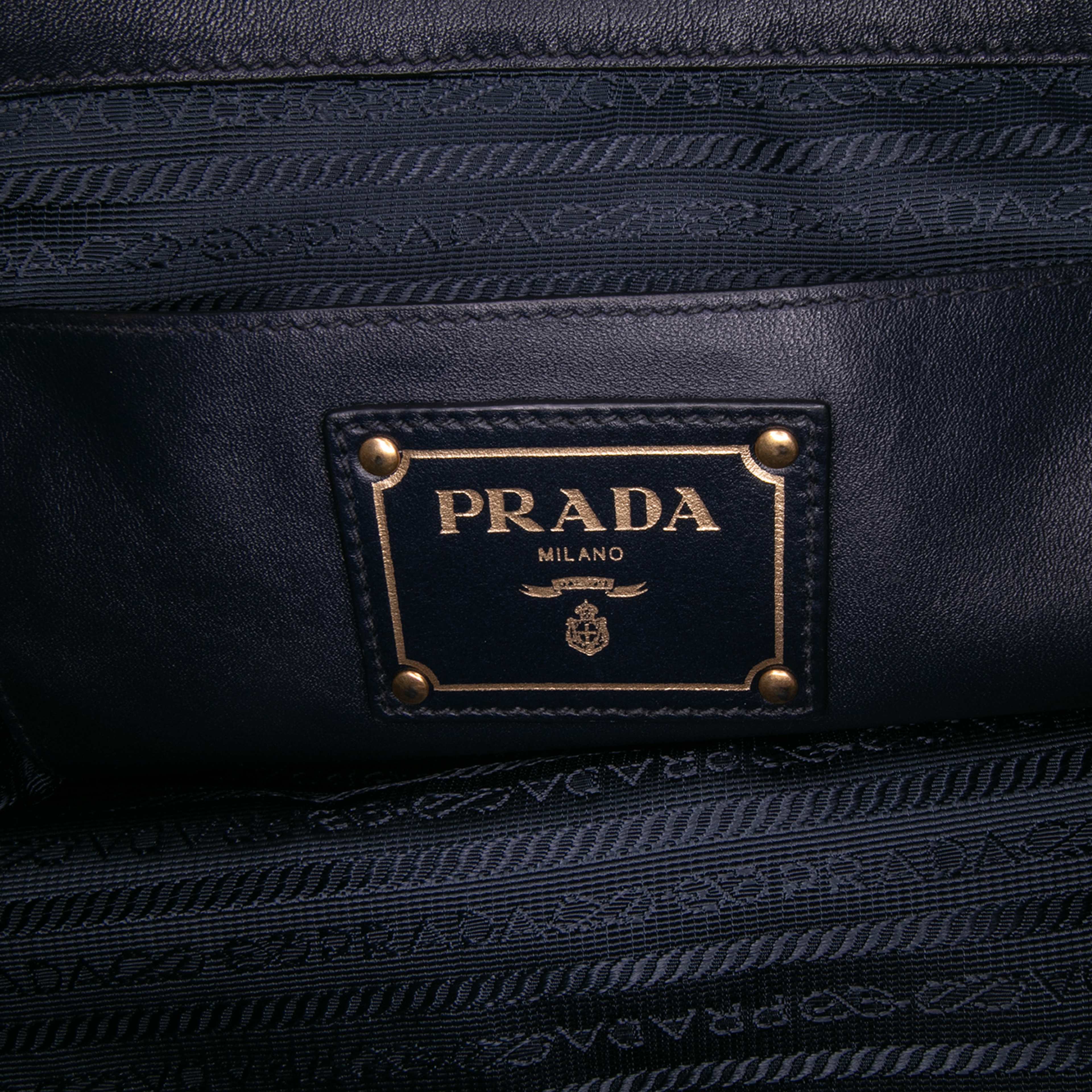 Prada Soft Calf Side Zip Convertible Tote, från Luxclusif, i färgen navy. Klicka för att öppna bilden i stort format