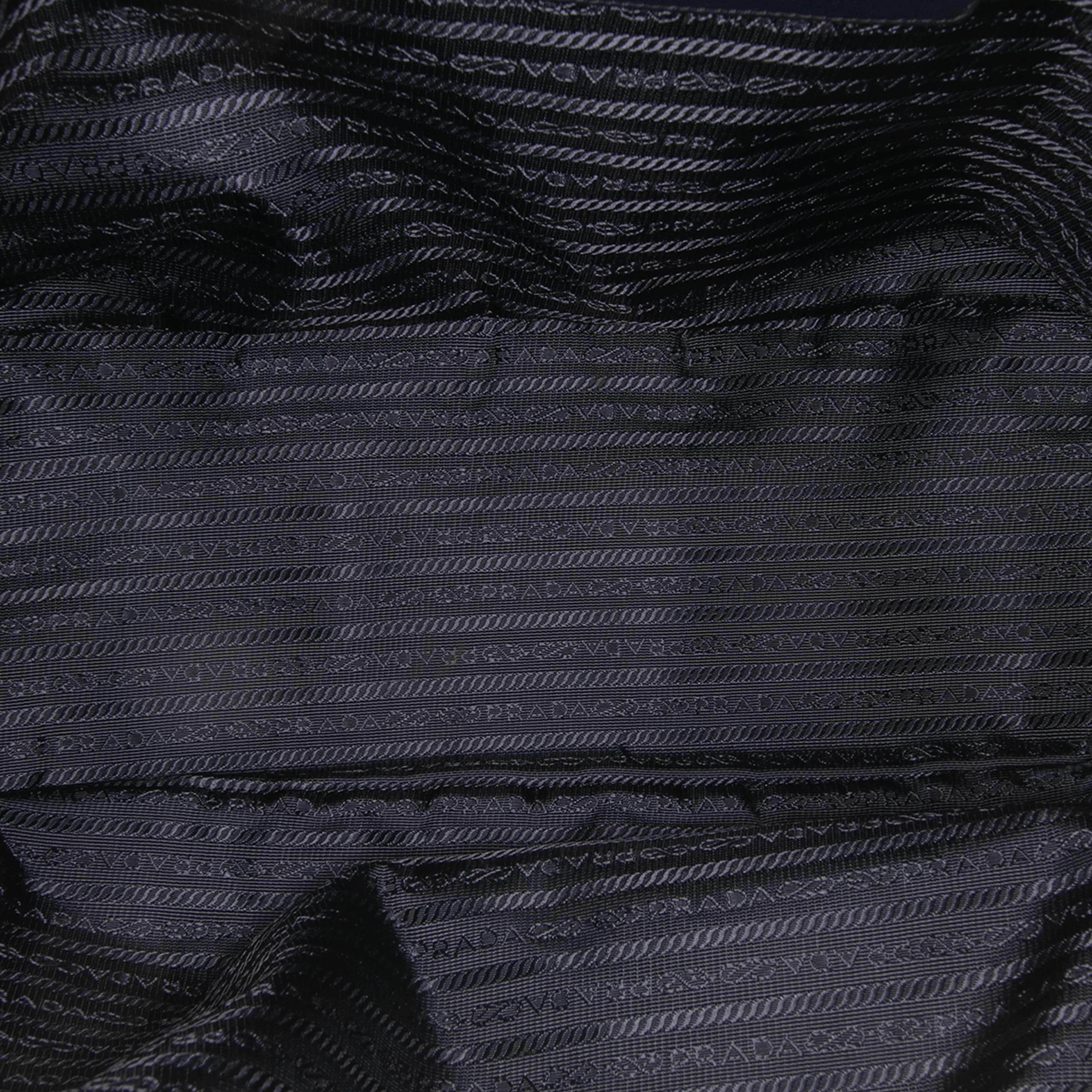 Prada Soft Calf Side Zip Convertible Tote, från Luxclusif, i färgen navy. Klicka för att öppna bilden i stort format