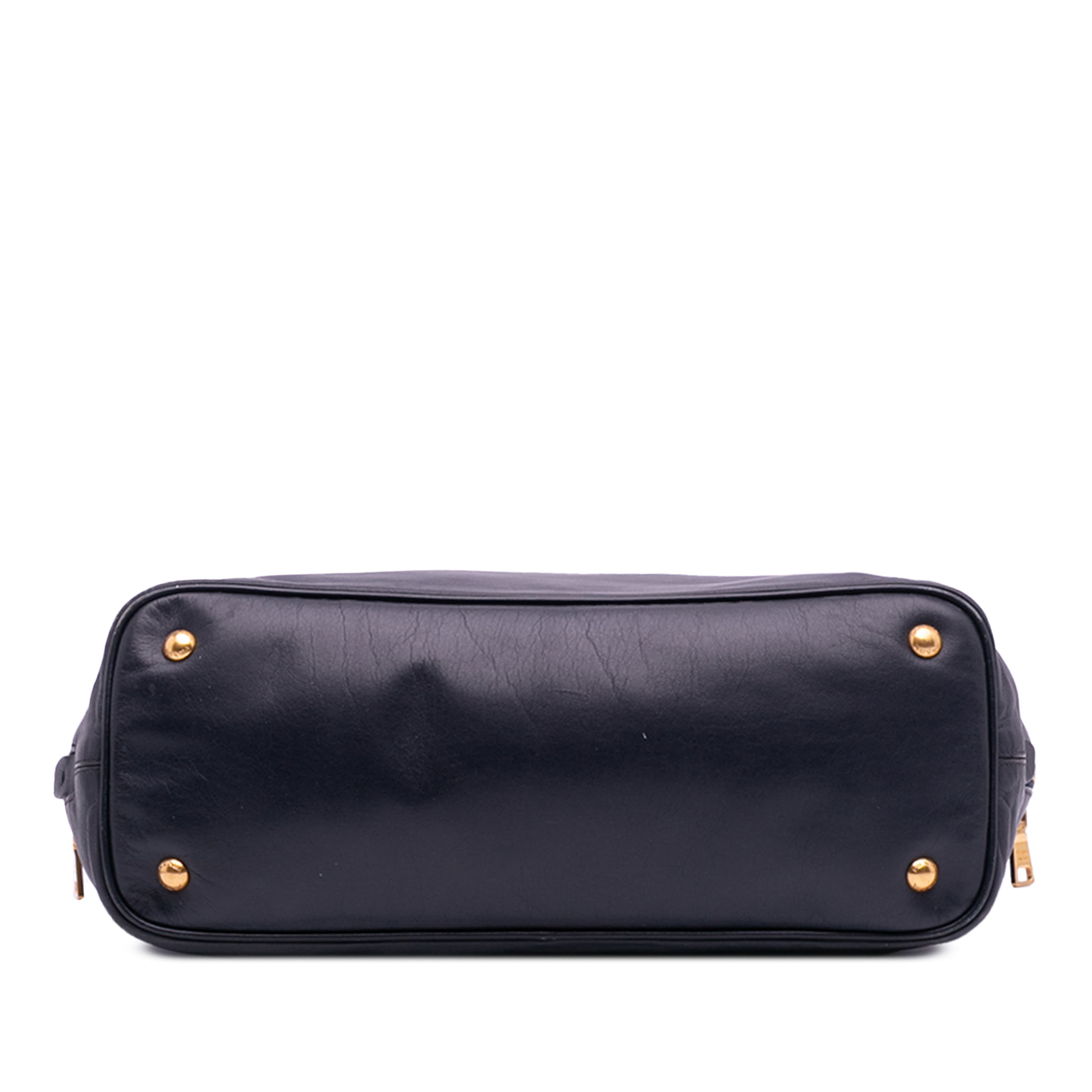 Prada Soft Calf Side Zip Convertible Tote, från Luxclusif, i färgen navy. Klicka för att öppna bilden i stort format