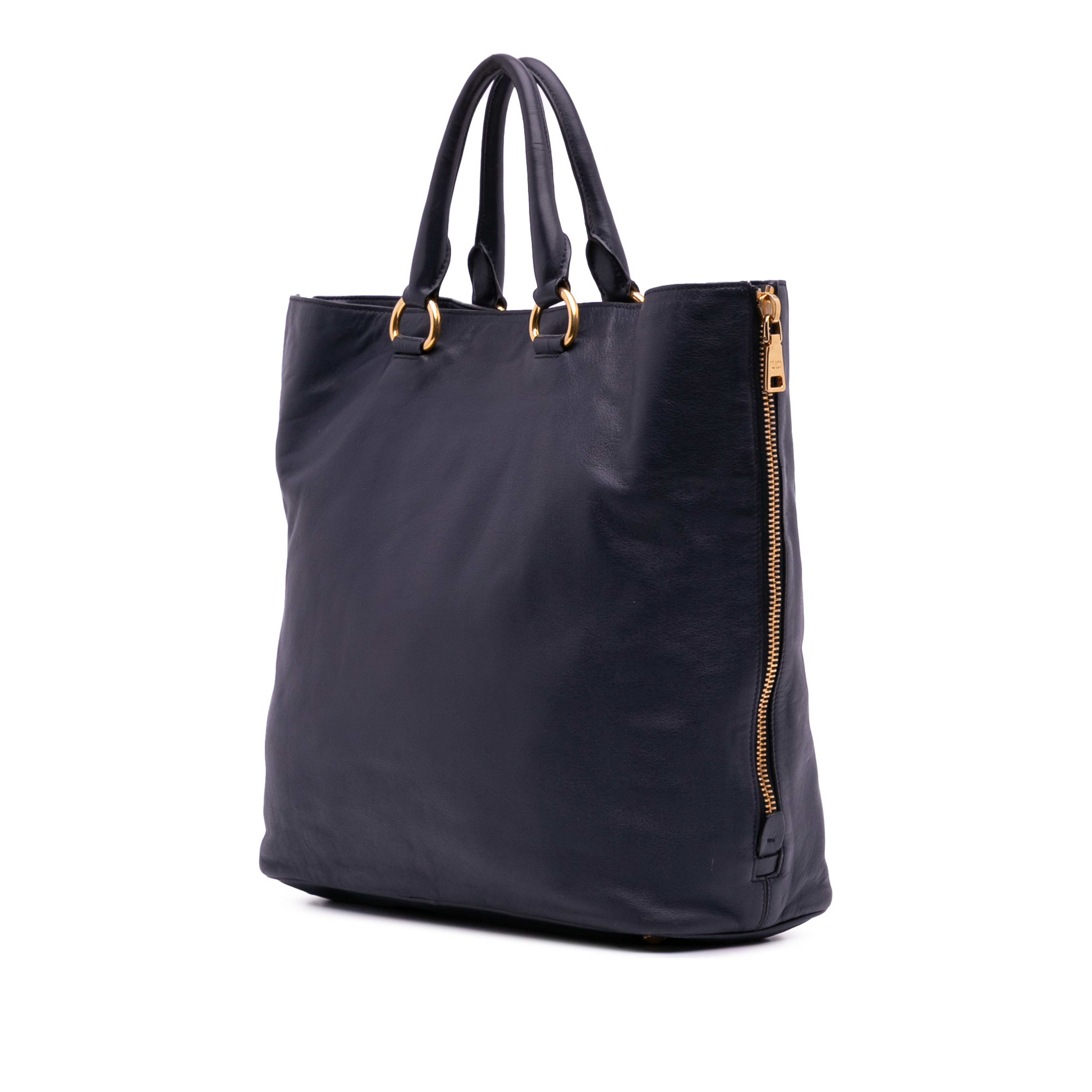 Prada Soft Calf Side Zip Convertible Tote, från Luxclusif, i färgen navy. Klicka för att öppna bilden i stort format