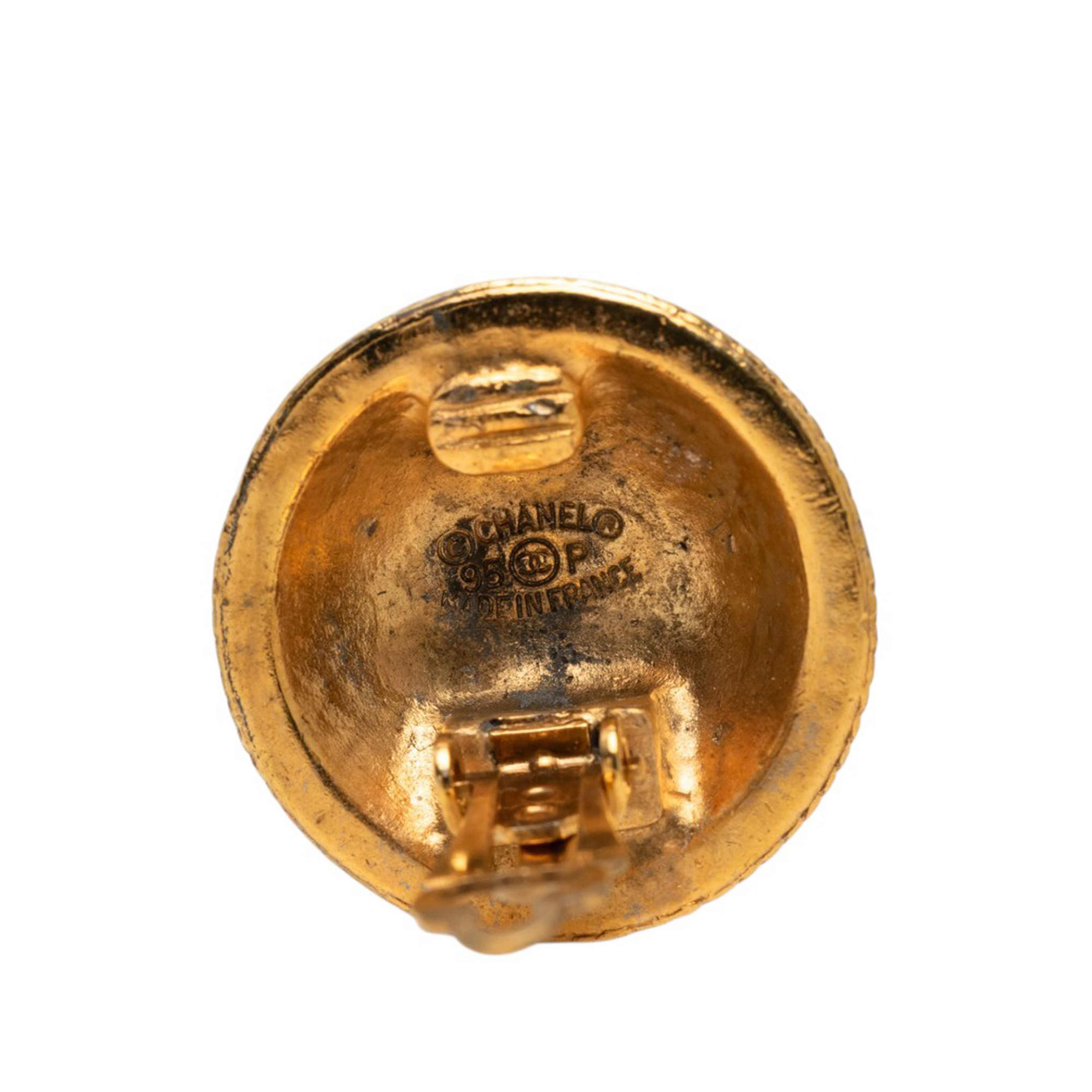 Chanel Cc Gold Plated Button Clip On Earrings, från Luxclusif, i färgen guld. Klicka för att öppna bilden i stort format