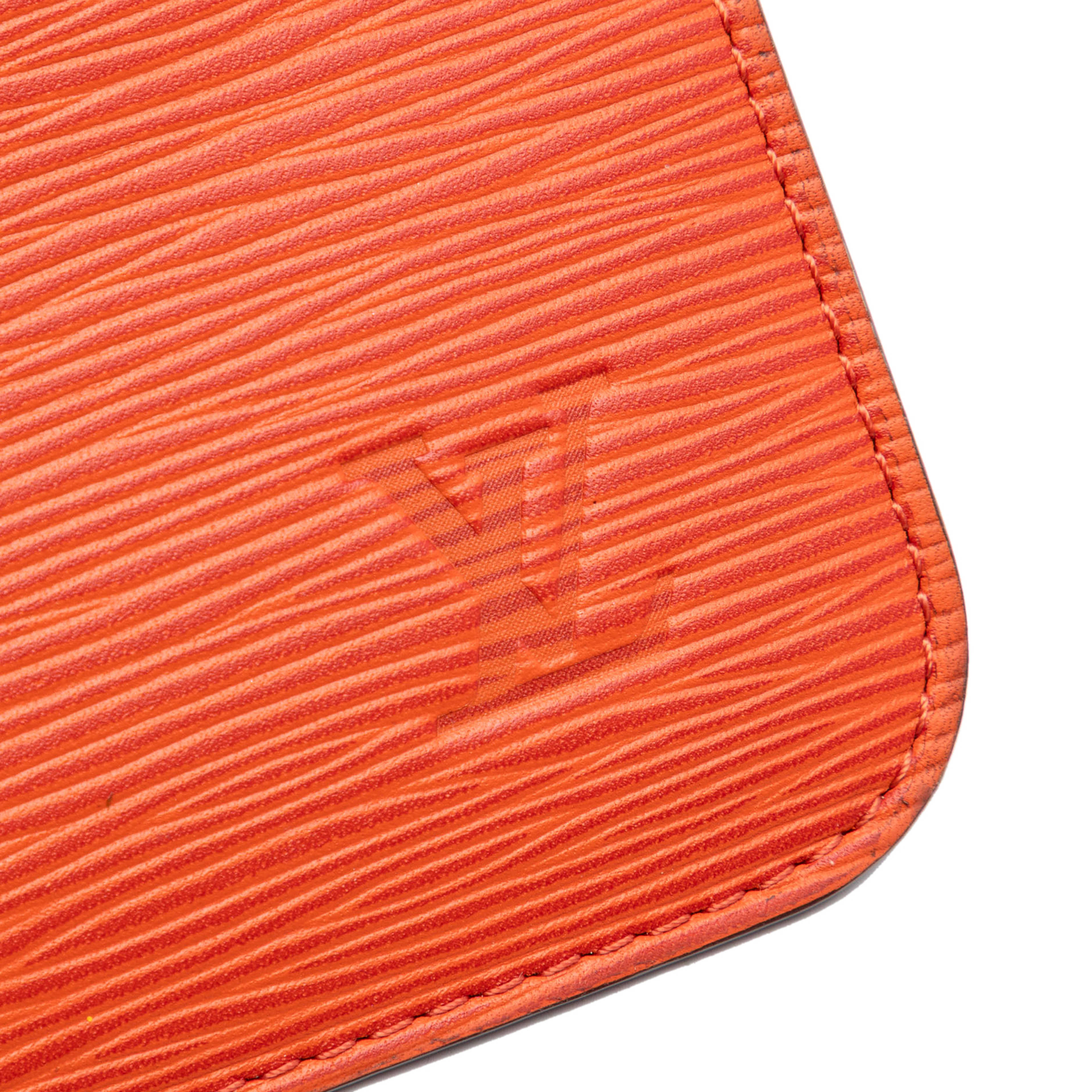 Louis Vuitton Epi Neverfull Pouch, från Luxclusif, i färgen dark orange. Klicka för att öppna bilden i stort format