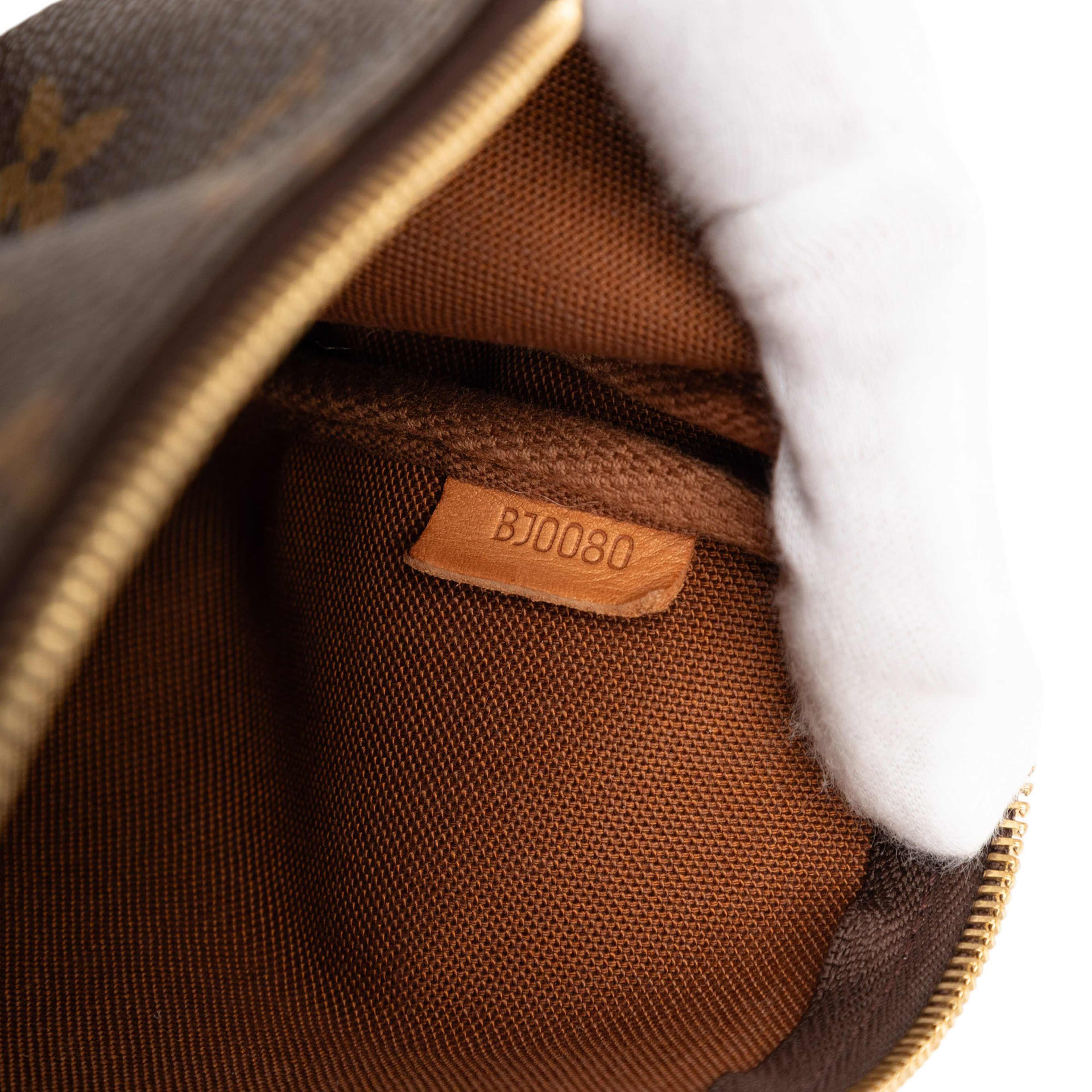 Louis Vuitton Monogram Pochette Accessoires, från Luxclusif, i färgen brun. Klicka för att öppna bilden i stort format