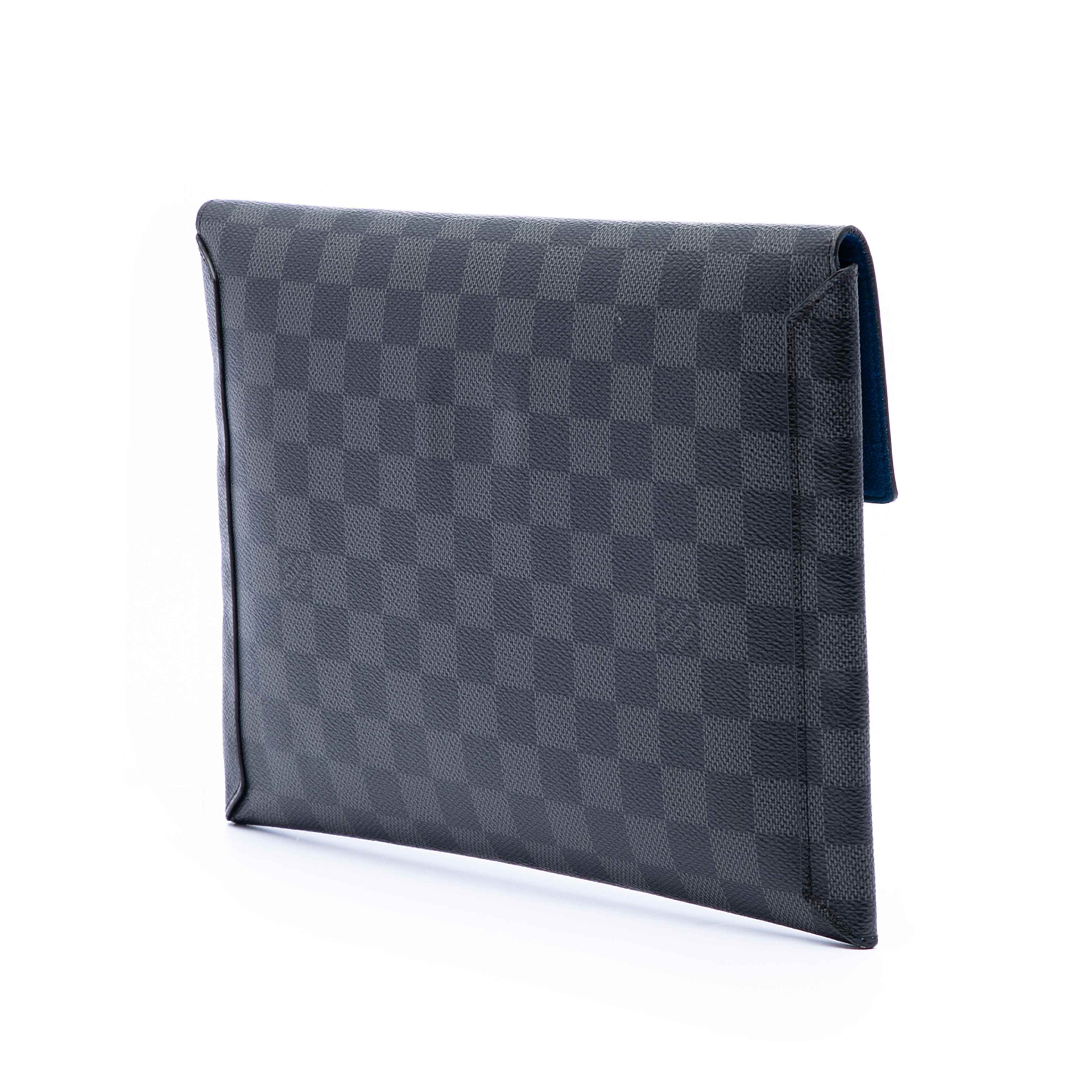 Louis Vuitton Damier Graphite Alpha Triple Pochette, från Luxclusif, i färgen svart. Klicka för att öppna bilden i stort format