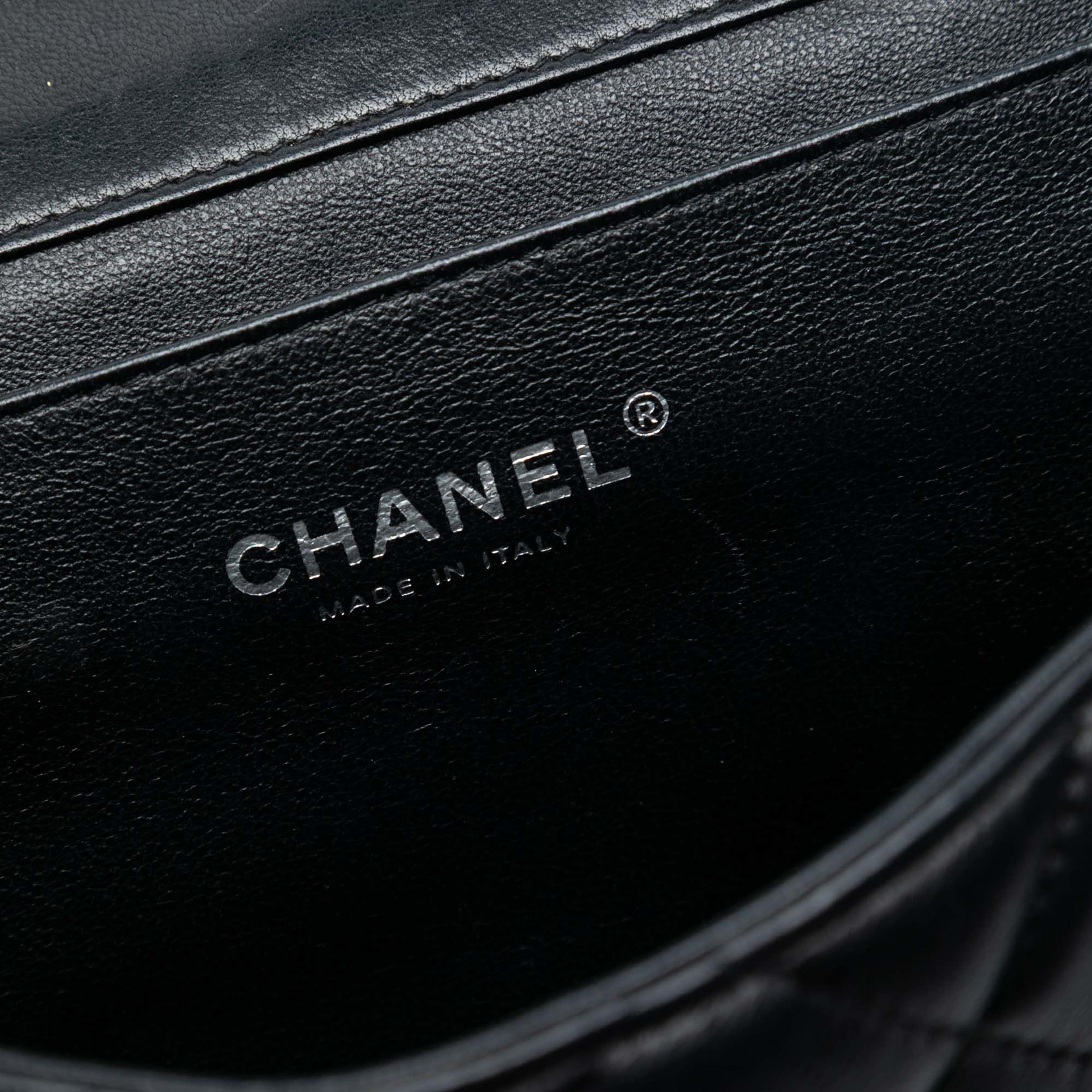 Chanel Quilted Lambskin Flap Clutch With Chain, från Luxclusif, i färgen black. Klicka för att öppna bilden i stort format