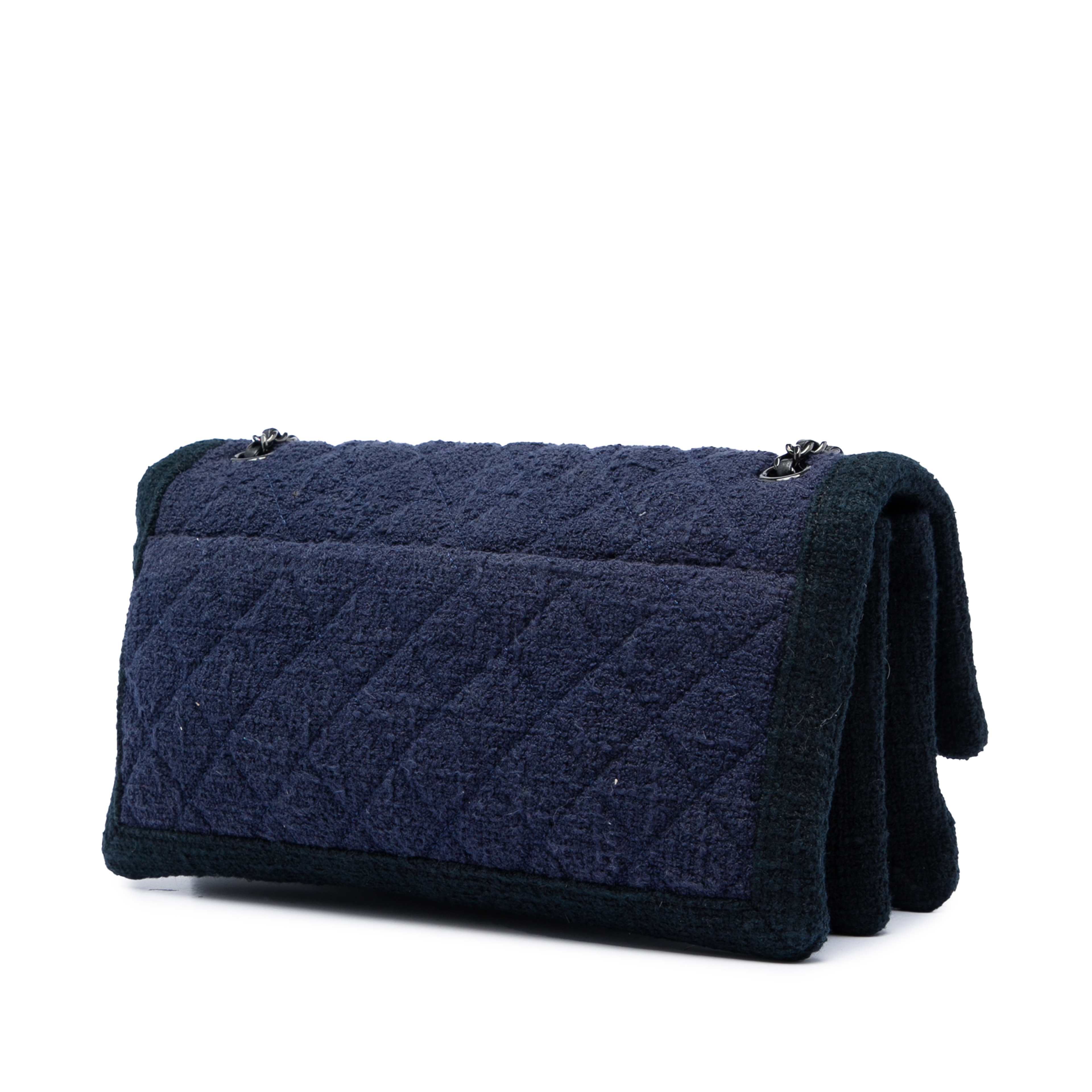 Chanel Cc Quilted Tweed Accordion Flap, från Luxclusif, i färgen blå. Klicka för att öppna bilden i stort format