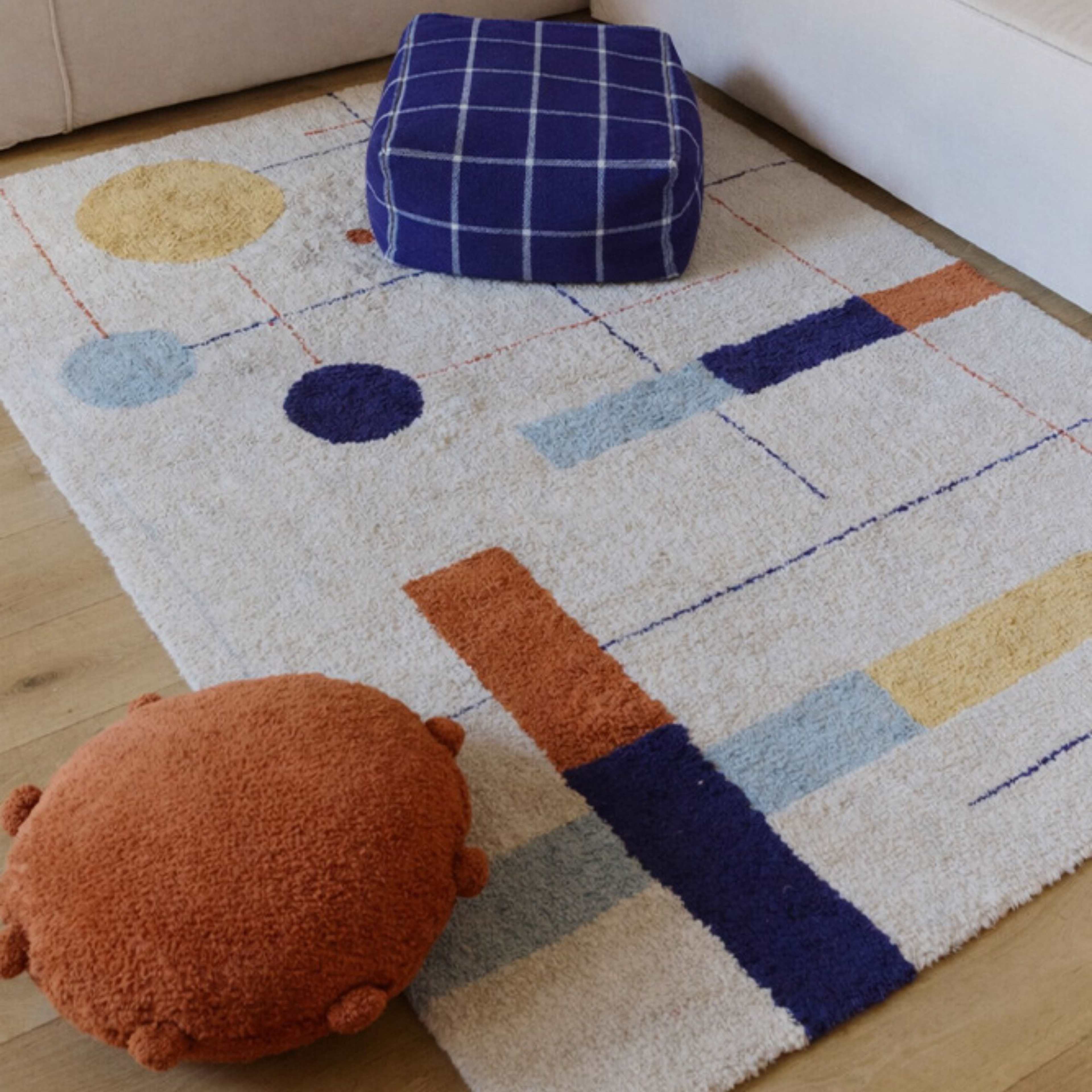 Tvättbar Matta Geometriska Former, från LORENA CANALS, i färgen valblå marinblå, terrakotta, mörk honung. Klicka för att öppna bilden i stort format