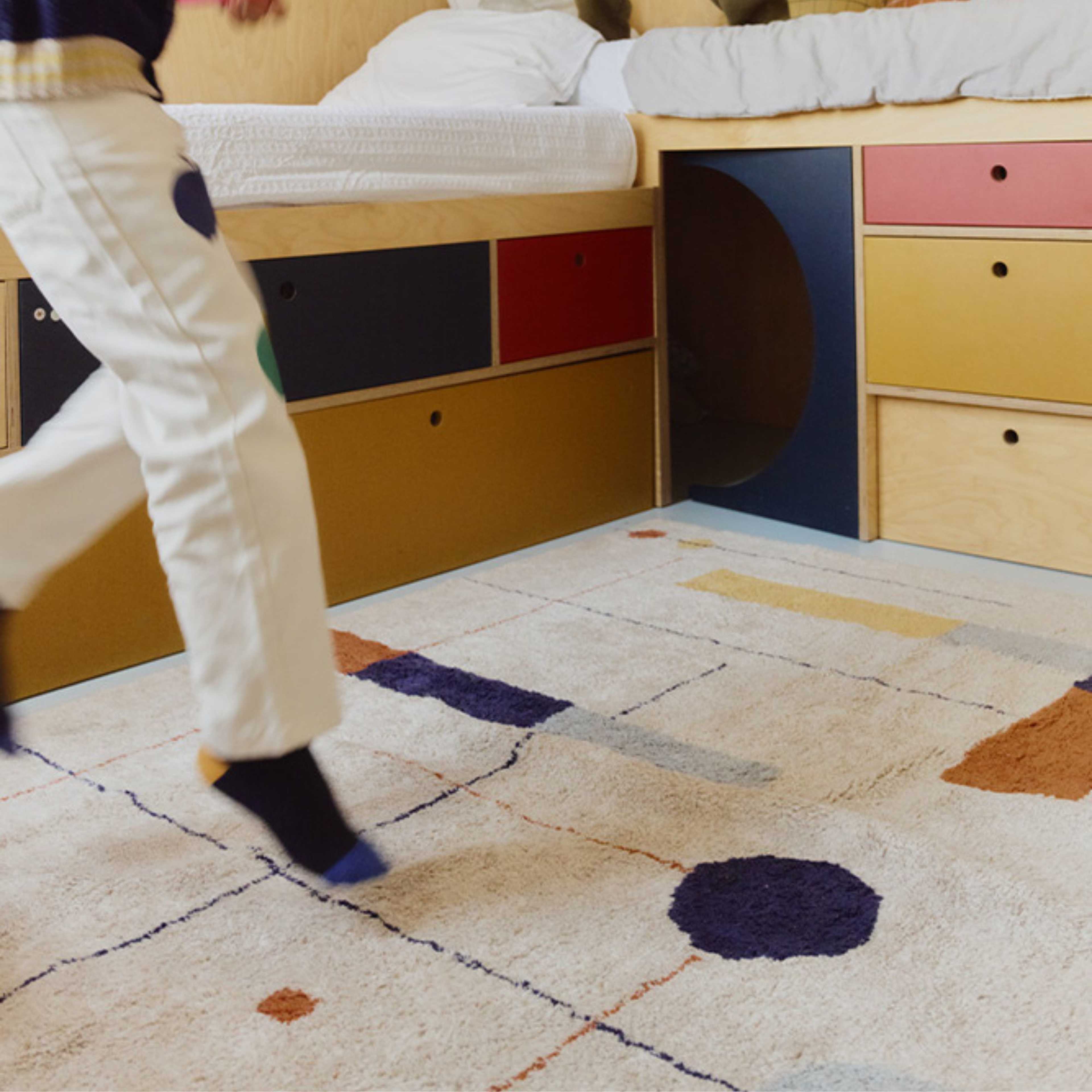 Tvättbar Matta Geometriska Former, från LORENA CANALS, i färgen valblå marinblå, terrakotta, mörk honung. Klicka för att öppna bilden i stort format