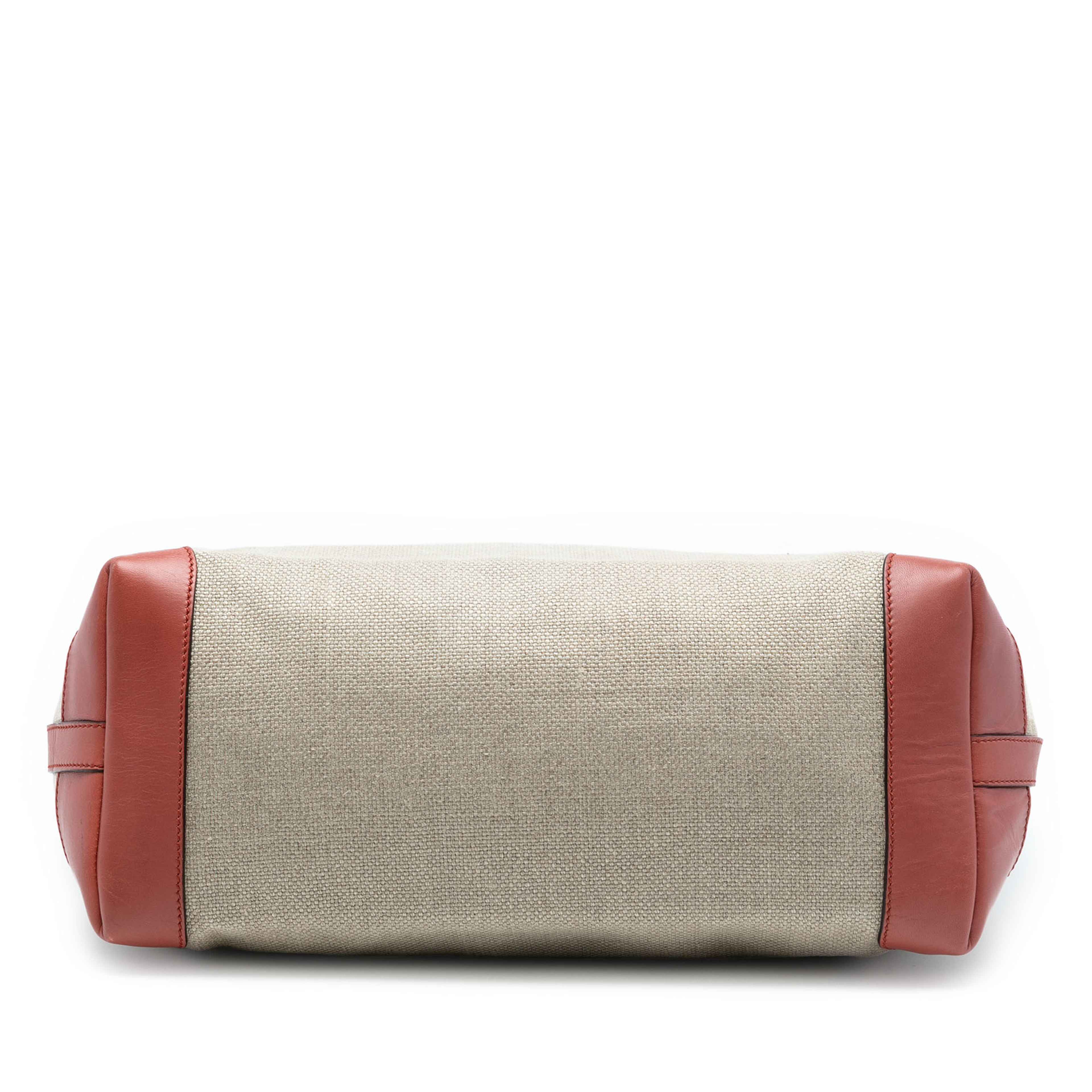 Gucci Medium Canvas Craft Tote, från Luxclusif, i färgen röd. Klicka för att öppna bilden i stort format