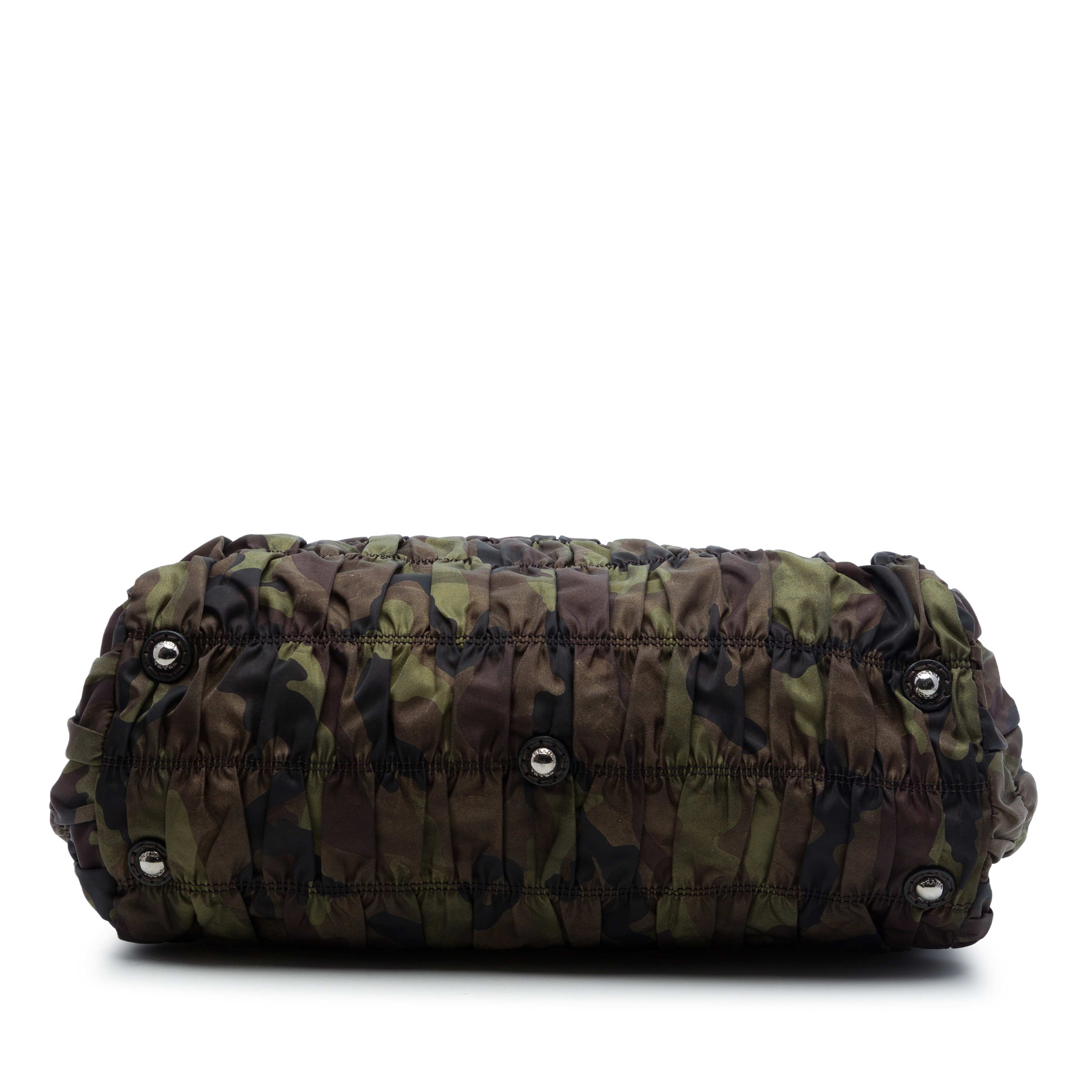 Prada Tessuto Gaufre Camouflage Frame Satchel, från Luxclusif, i färgen khaki. Klicka för att öppna bilden i stort format