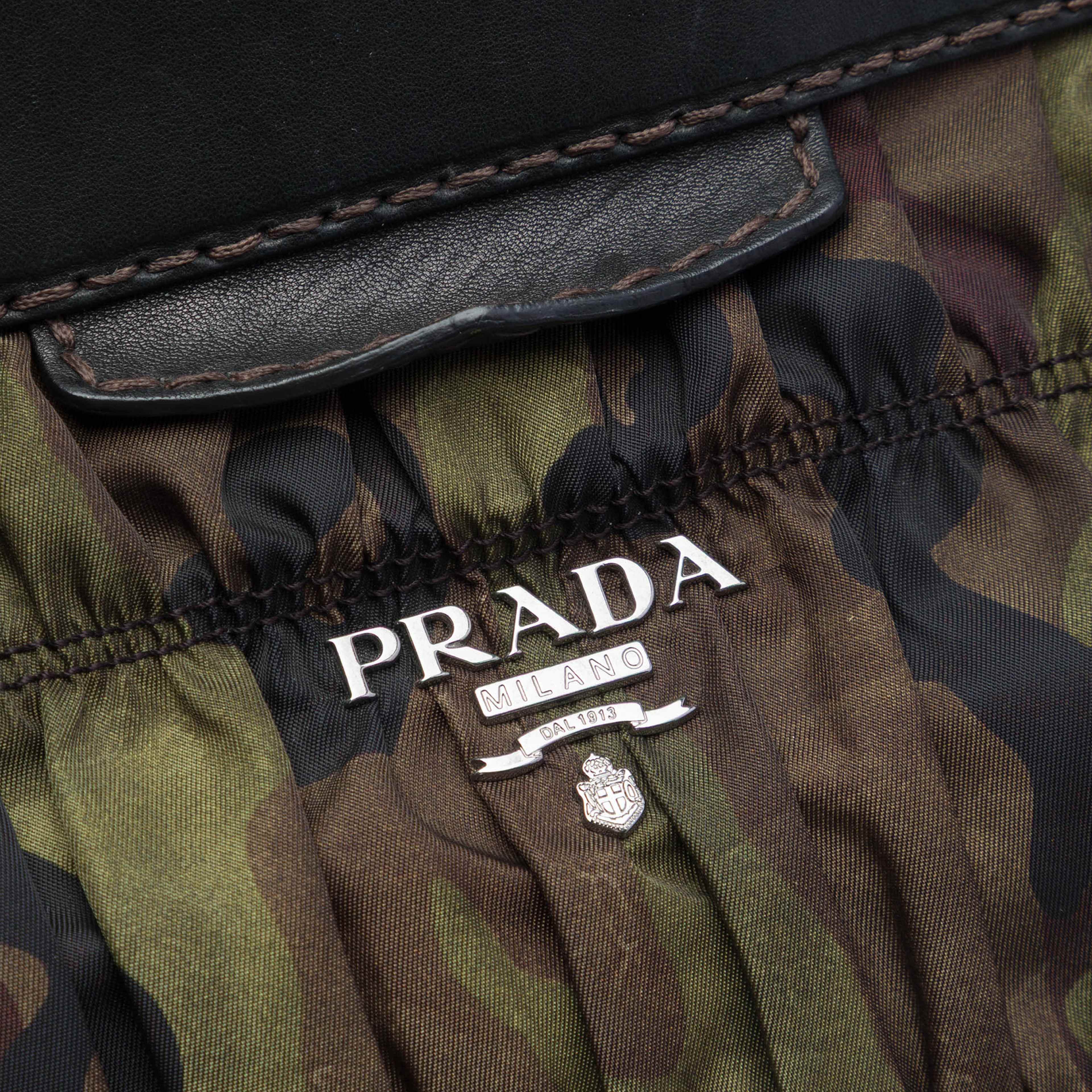 Prada Tessuto Gaufre Camouflage Frame Satchel, från Luxclusif, i färgen khaki. Klicka för att öppna bilden i stort format