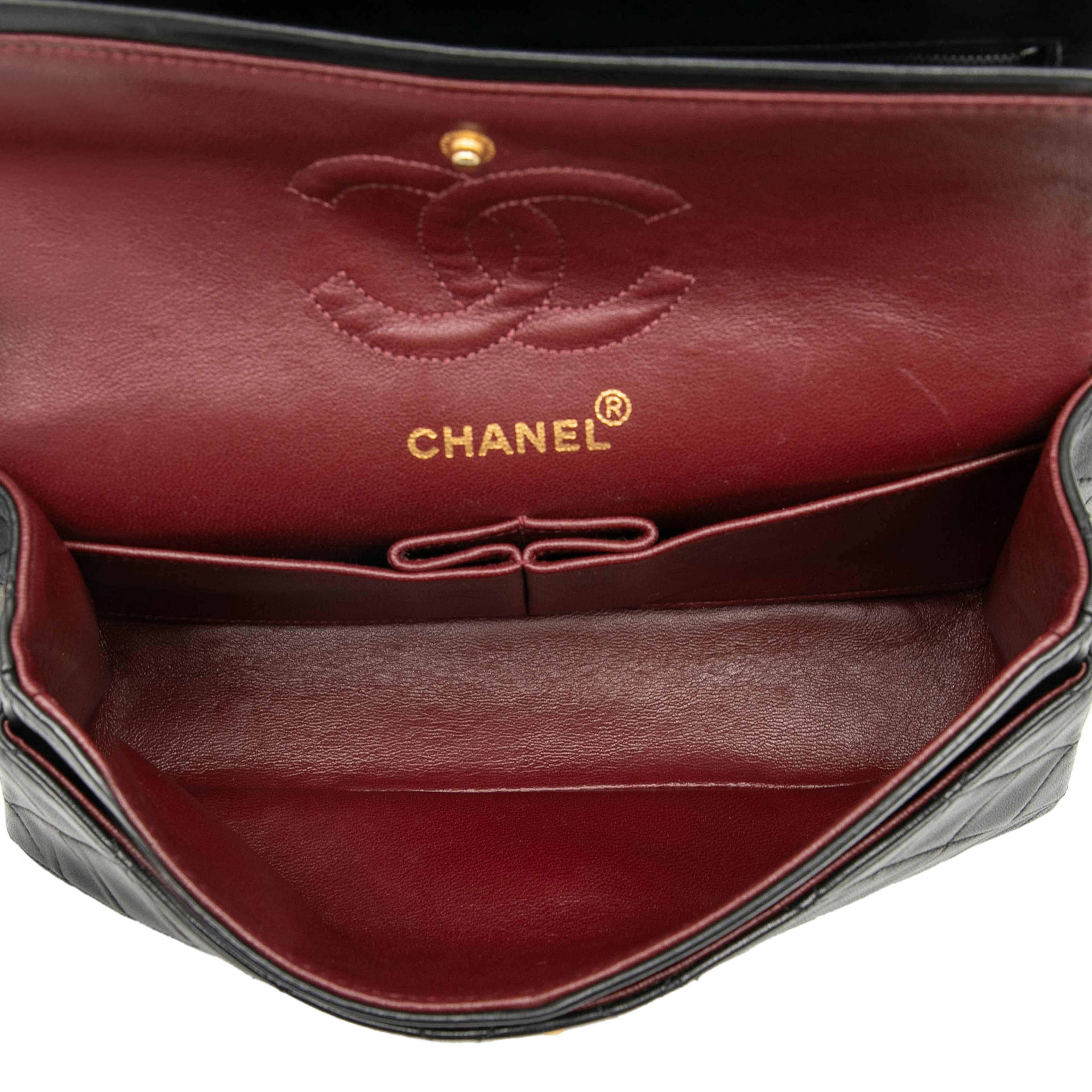 Chanel Small Classic Lambskin Double Flap, från Luxclusif, i färgen black. Klicka för att öppna bilden i stort format