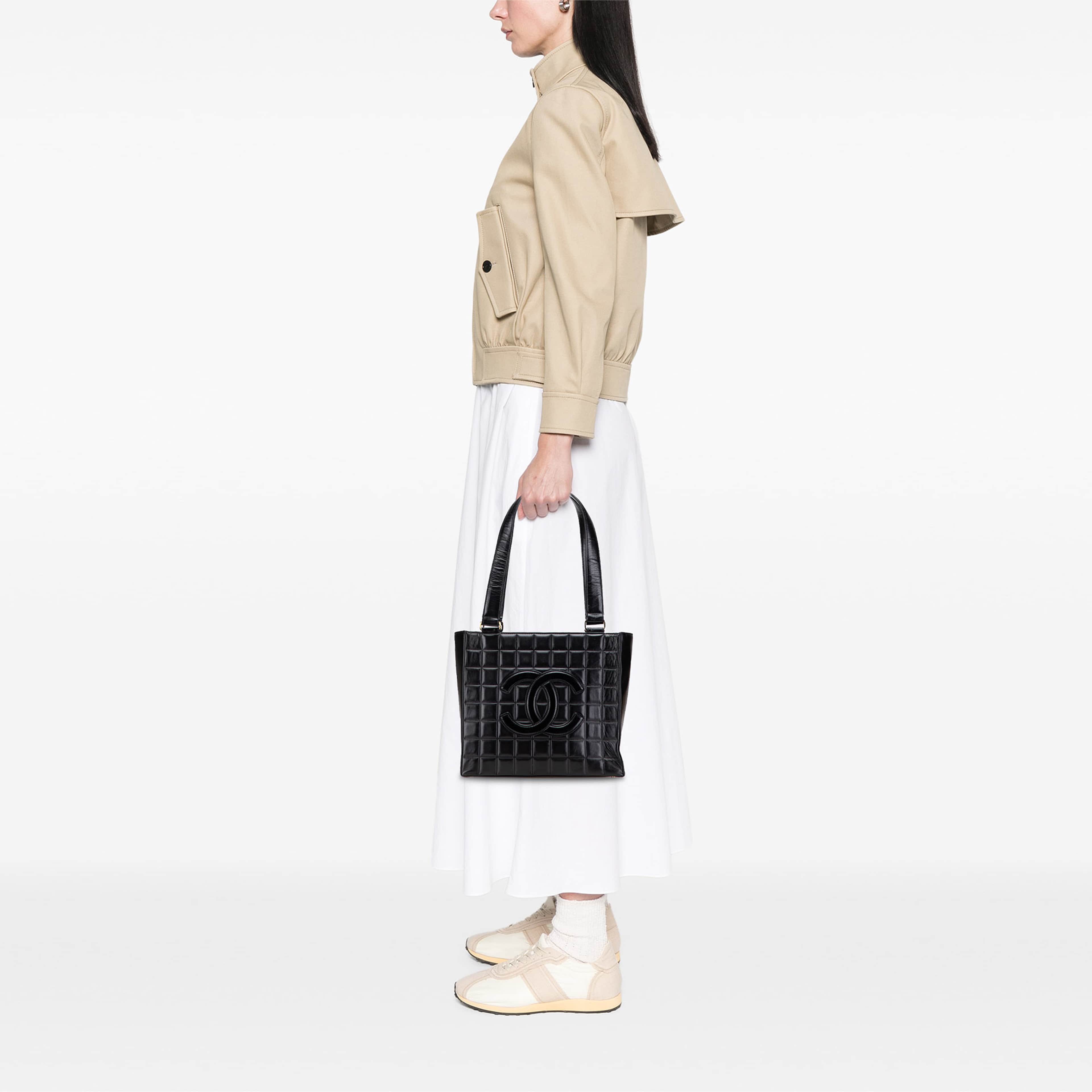 Chanel Cc Choco Bar Lambskin Tote, från Luxclusif, i färgen svart. Klicka för att öppna bilden i stort format