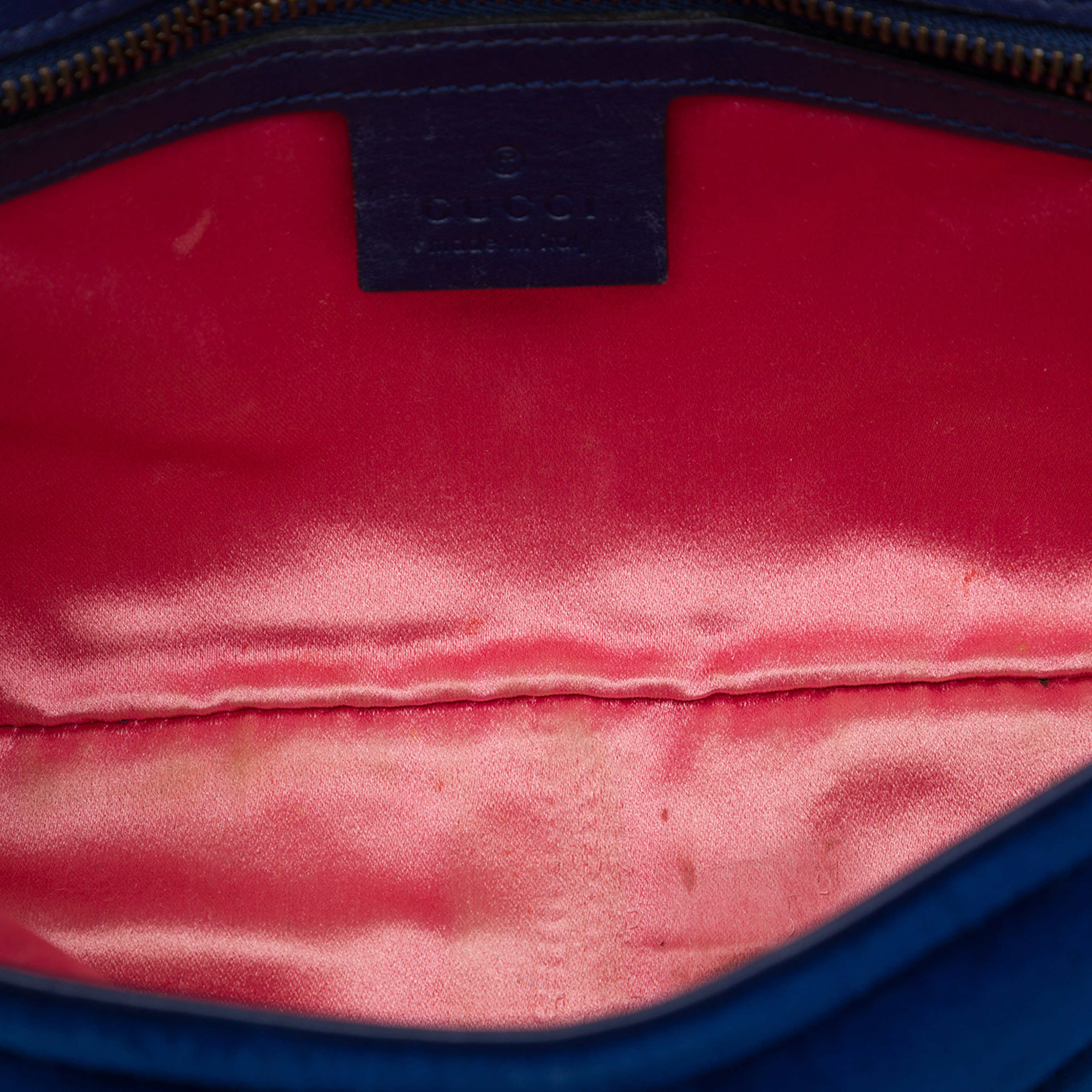 Gucci Medium Gg Marmont Matelasse Velvet Shoulder Bag, från Luxclusif, i färgen blå. Klicka för att öppna bilden i stort format