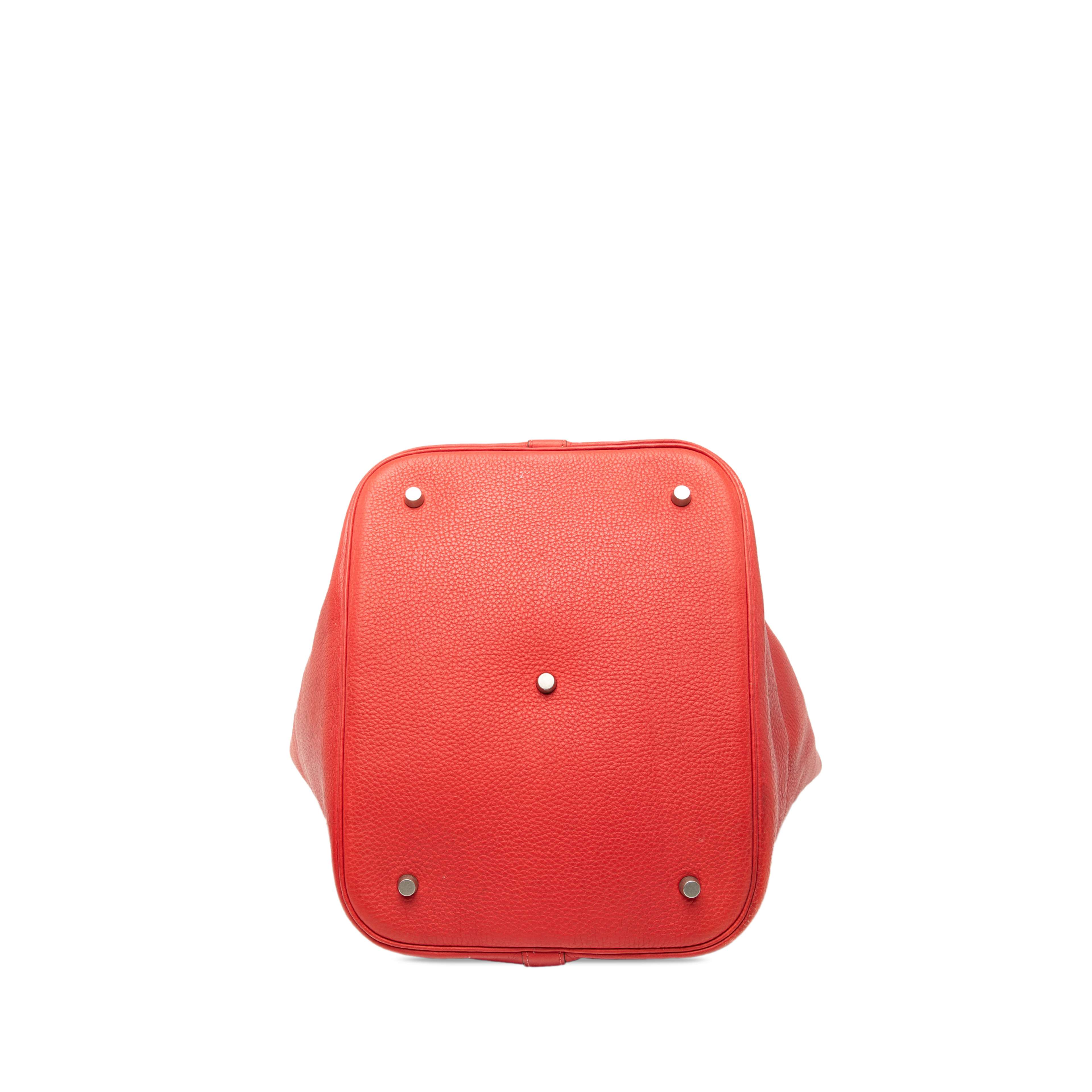 Hermès Clemence Picotin Lock 33, från Luxclusif, i färgen red. Klicka för att öppna bilden i stort format