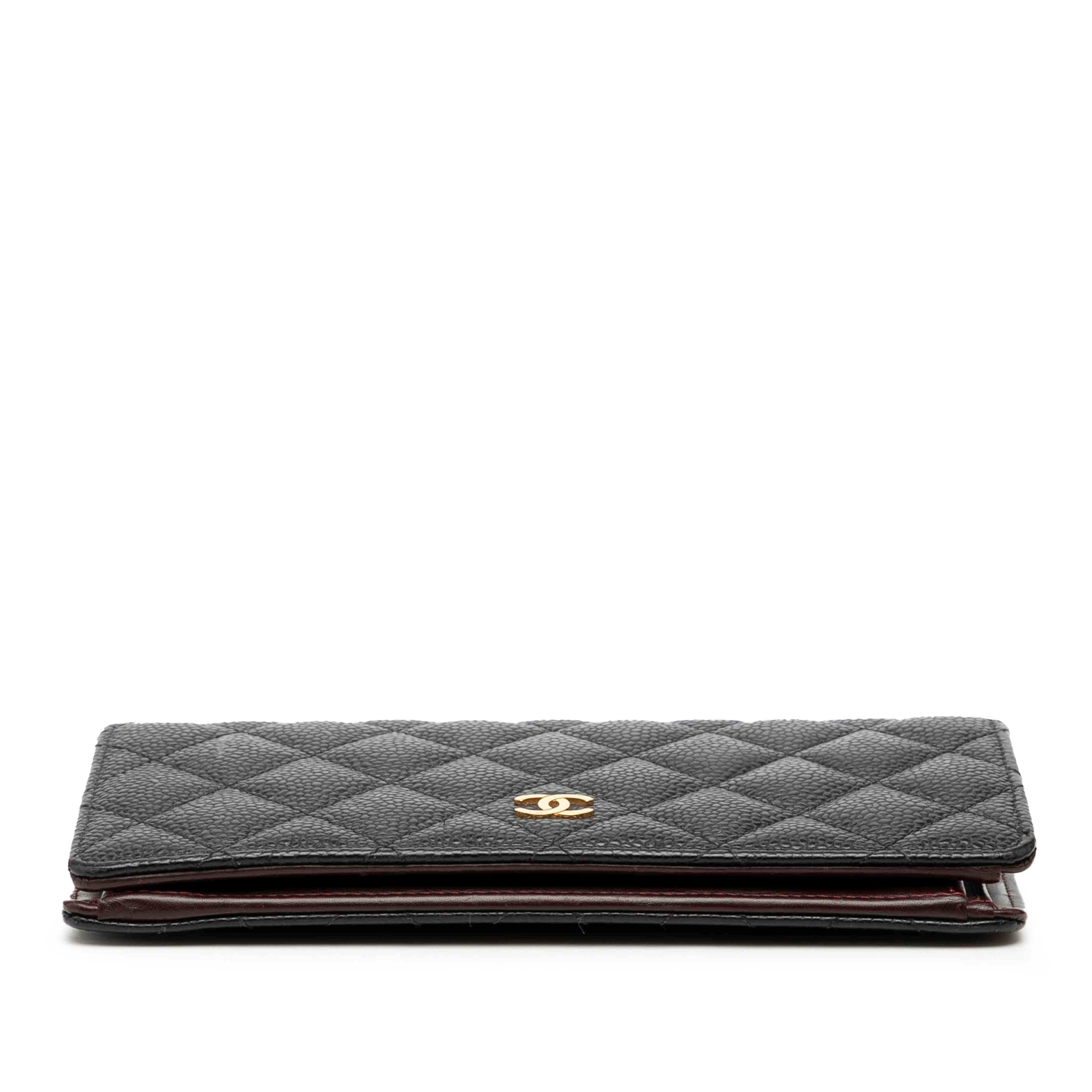 Chanel Cc Quilted Caviar Yen Wallet, från Luxclusif, i färgen black. Klicka för att öppna bilden i stort format