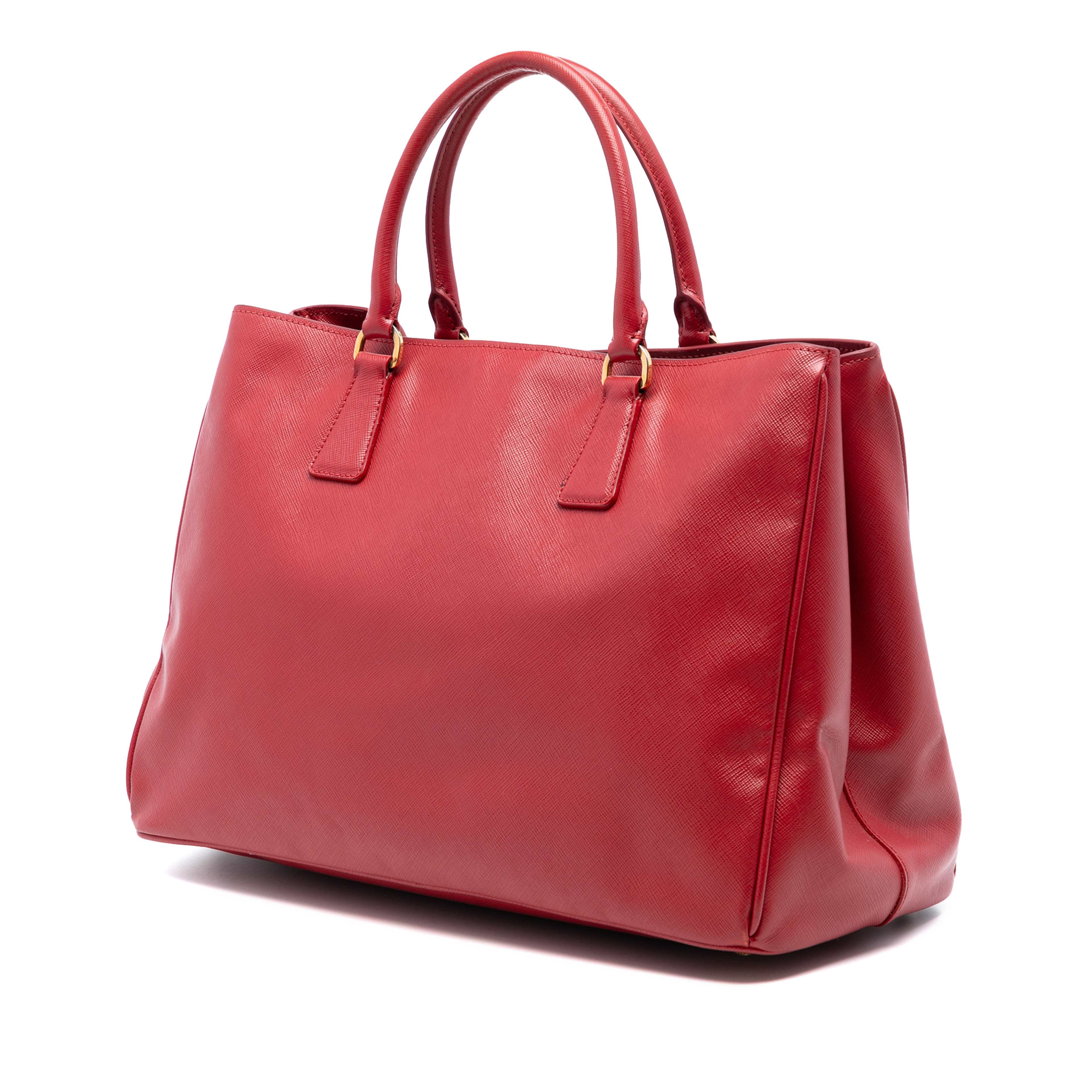 Prada Large Saffiano Lux Galleria Satchel, från Luxclusif, i färgen röd. Klicka för att öppna bilden i stort format