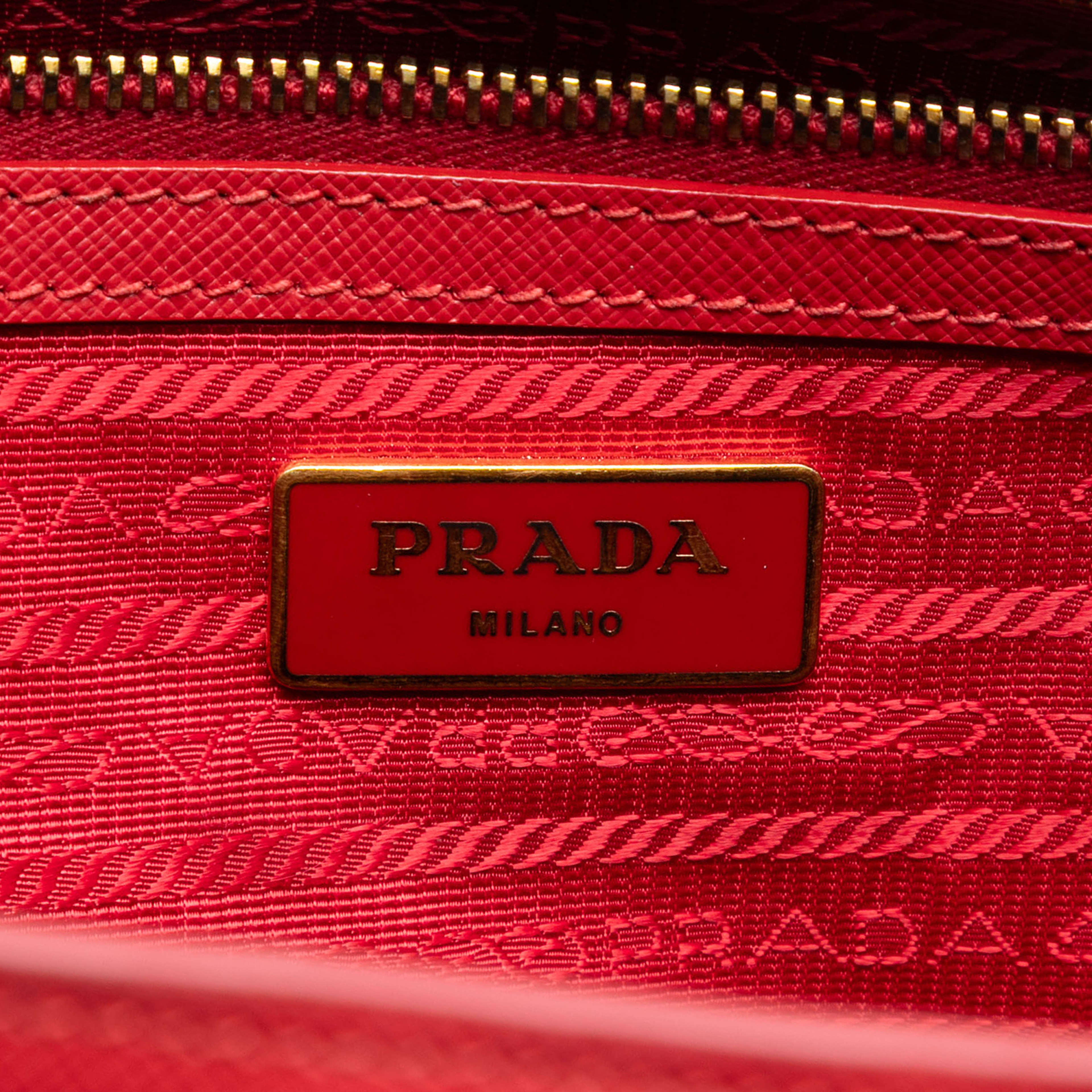 Prada Large Saffiano Lux Galleria Satchel, från Luxclusif, i färgen red. Klicka för att öppna bilden i stort format