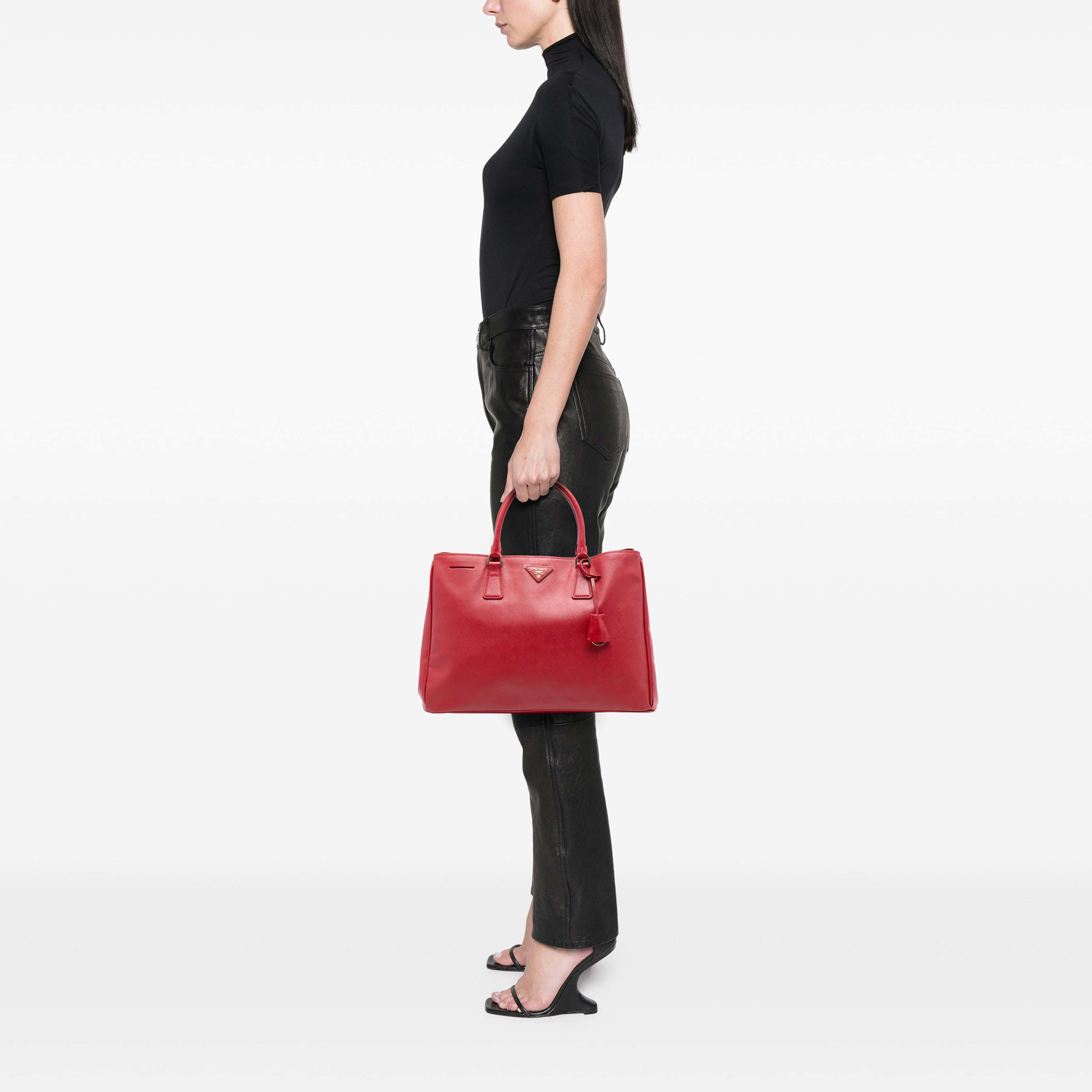 Prada Large Saffiano Lux Galleria Satchel, från Luxclusif, i färgen röd. Klicka för att öppna bilden i stort format