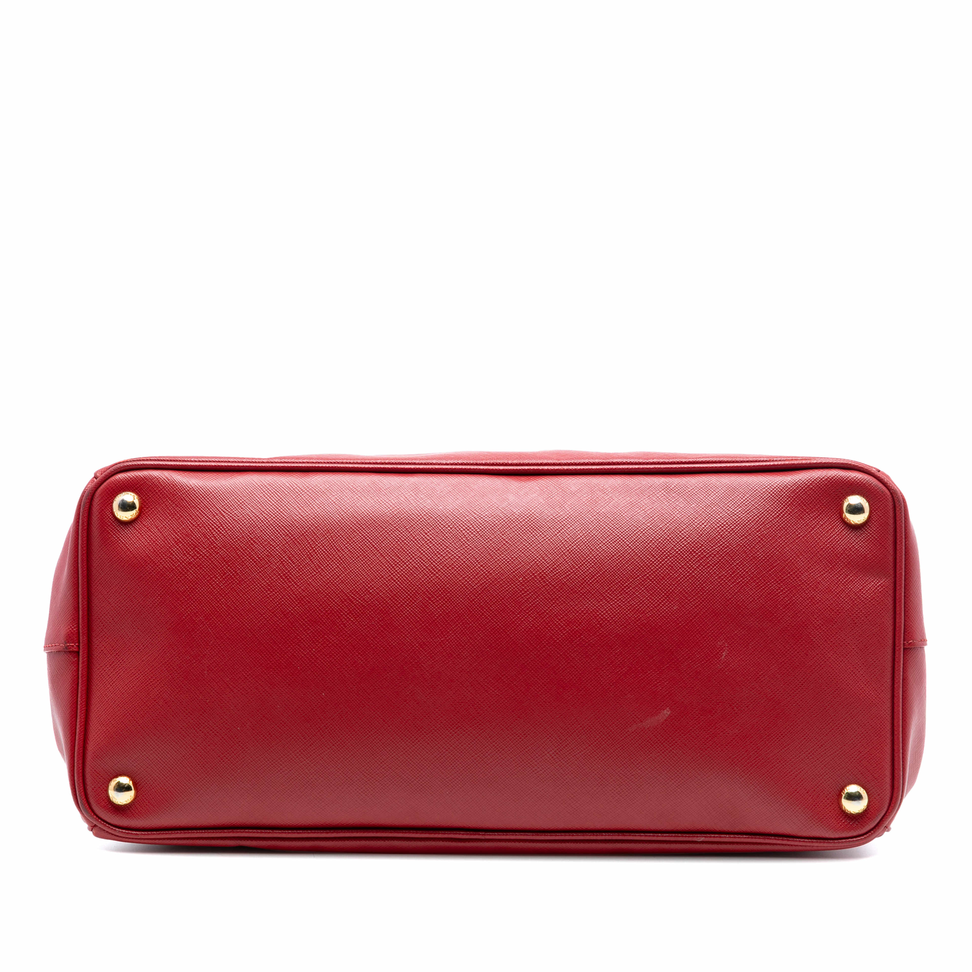 Prada Large Saffiano Lux Galleria Satchel, från Luxclusif, i färgen röd. Klicka för att öppna bilden i stort format