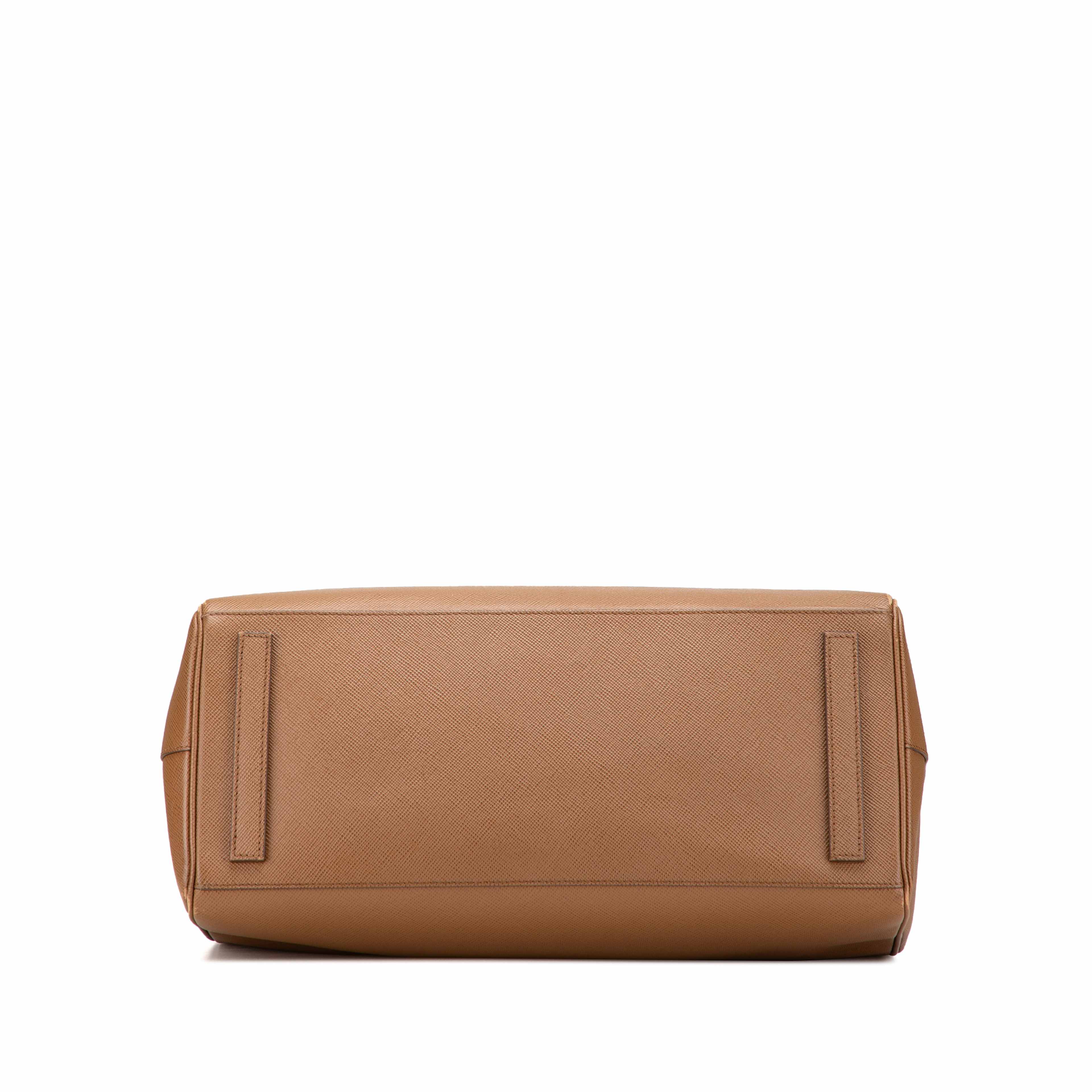 Prada Saffiano Lux Double Handle Shopping Tote, från Luxclusif, i färgen brun. Klicka för att öppna bilden i stort format