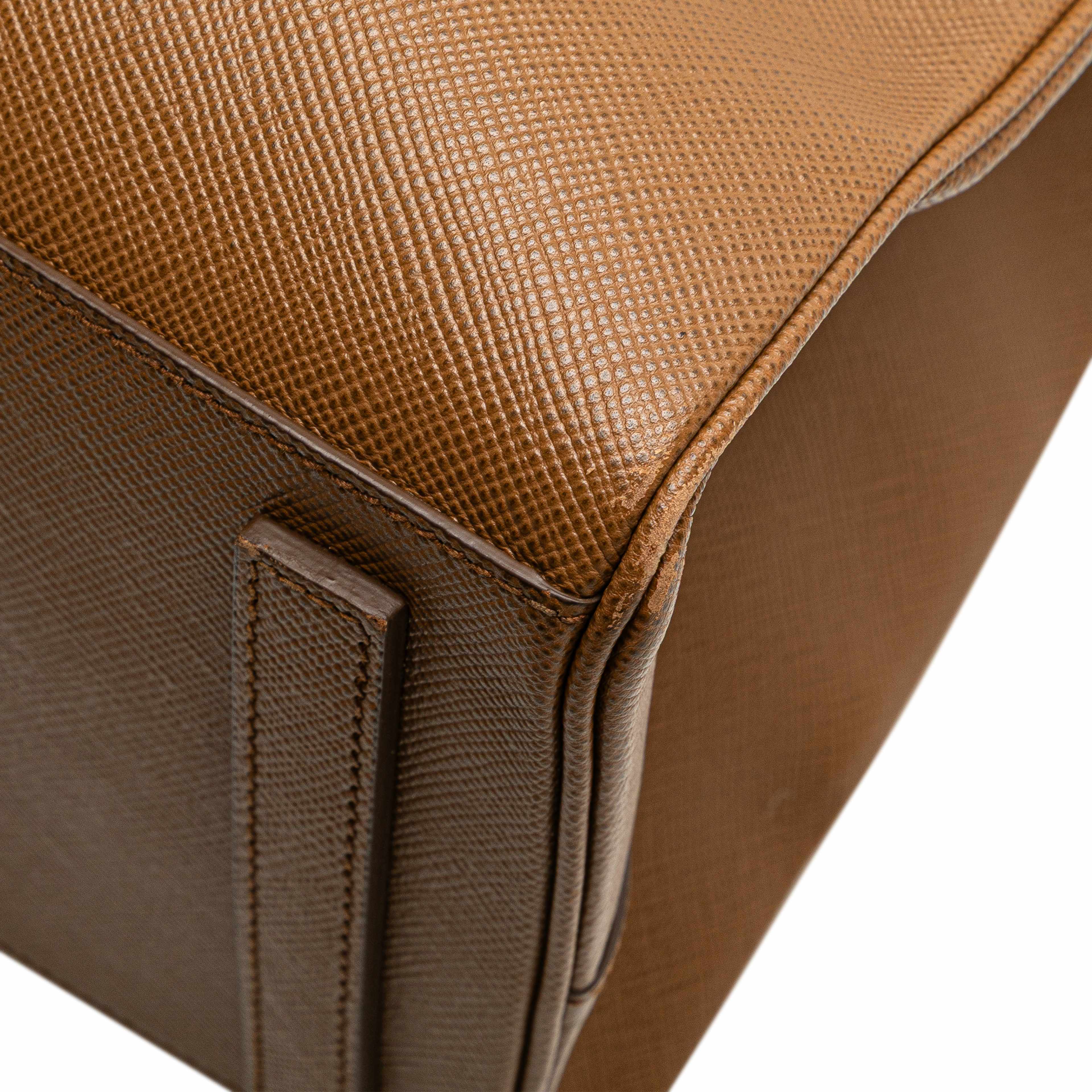 Prada Saffiano Lux Double Handle Shopping Tote, från Luxclusif, i färgen brun. Klicka för att öppna bilden i stort format