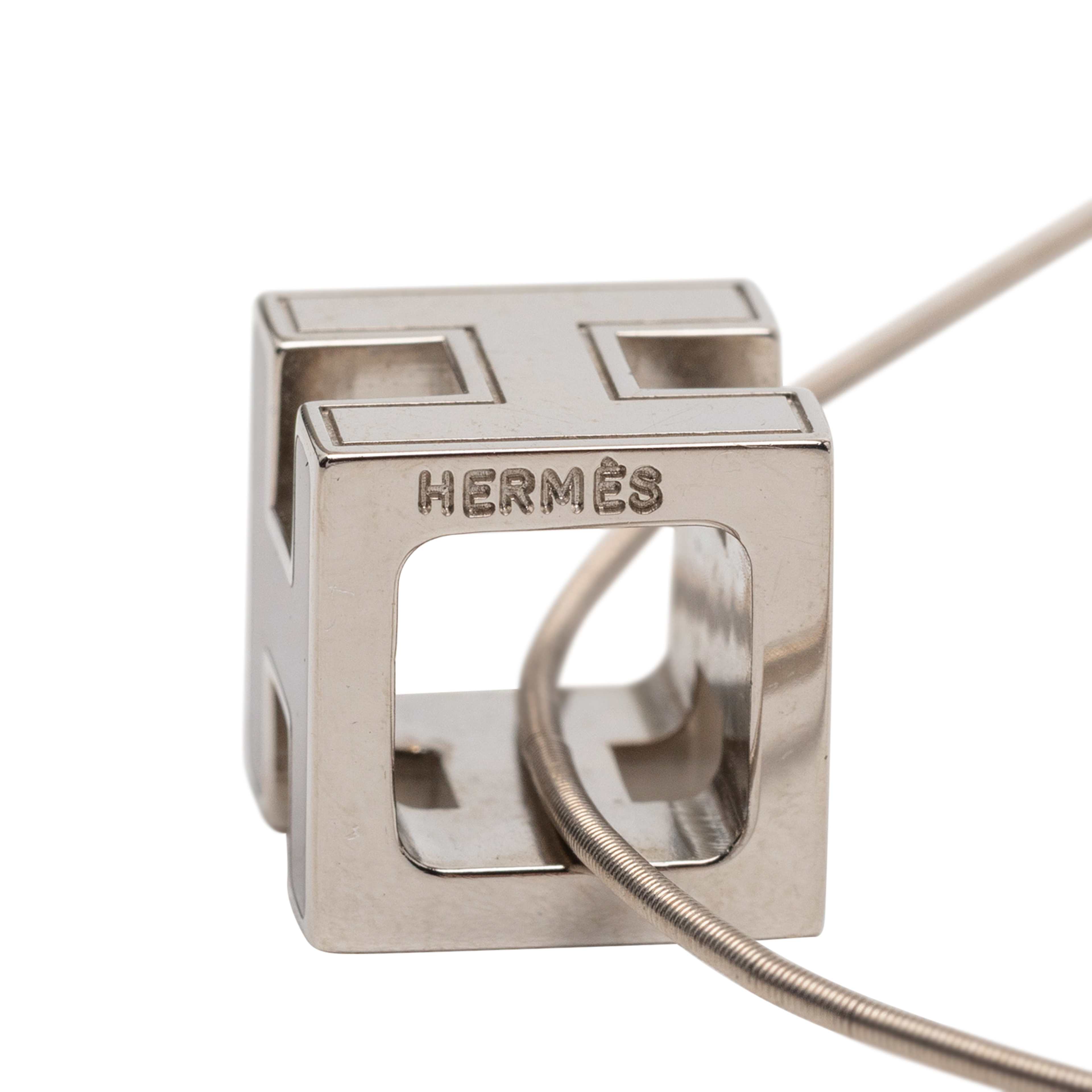 Hermès Palladium Plated Enamel Cage Dh Cube Necklace, från Luxclusif, i färgen silver. Klicka för att öppna bilden i stort format