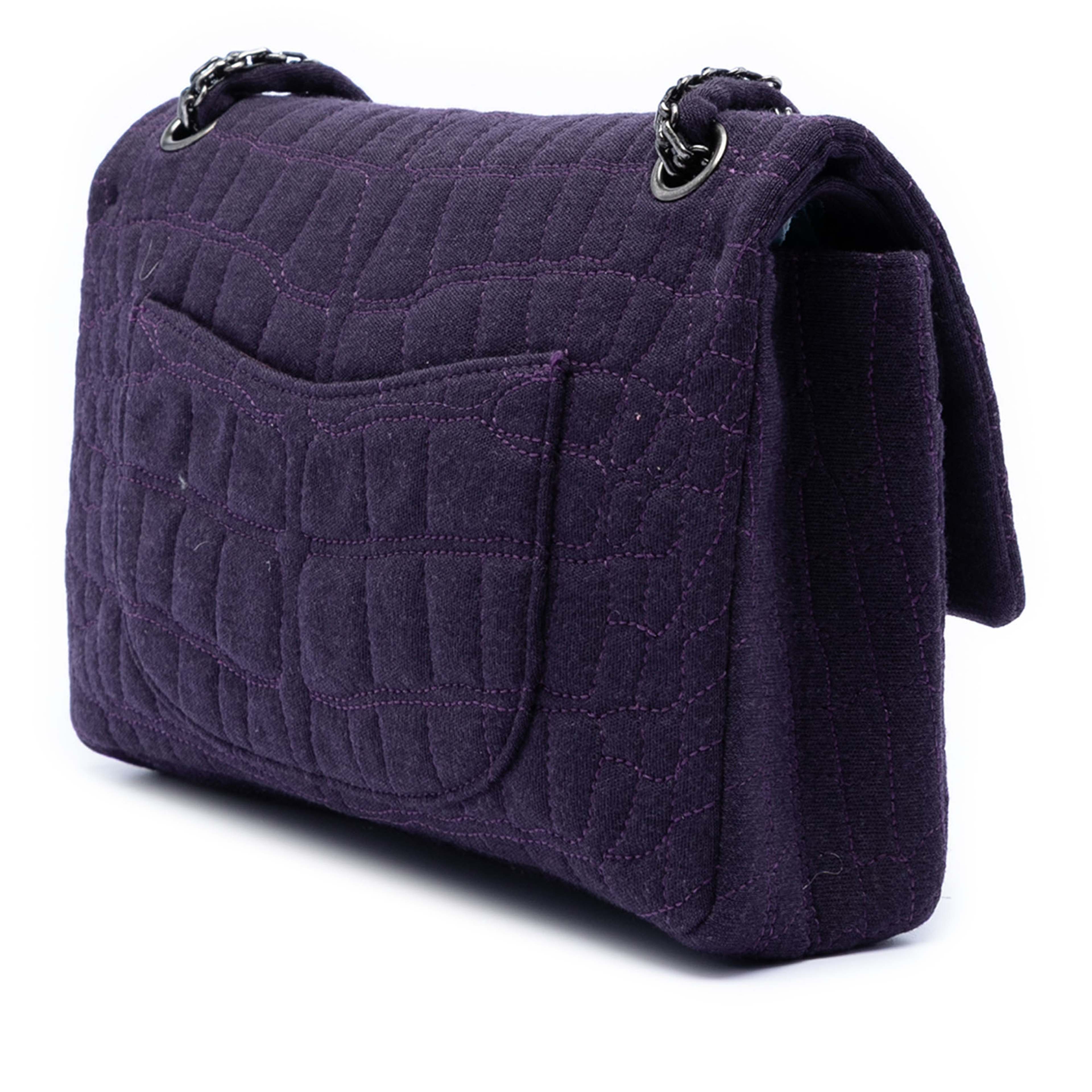 Chanel Quilted Jersey Coco Croc Reissue 2.55 Double Flap 226, från Luxclusif, i färgen dark purple. Klicka för att öppna bilden i stort format