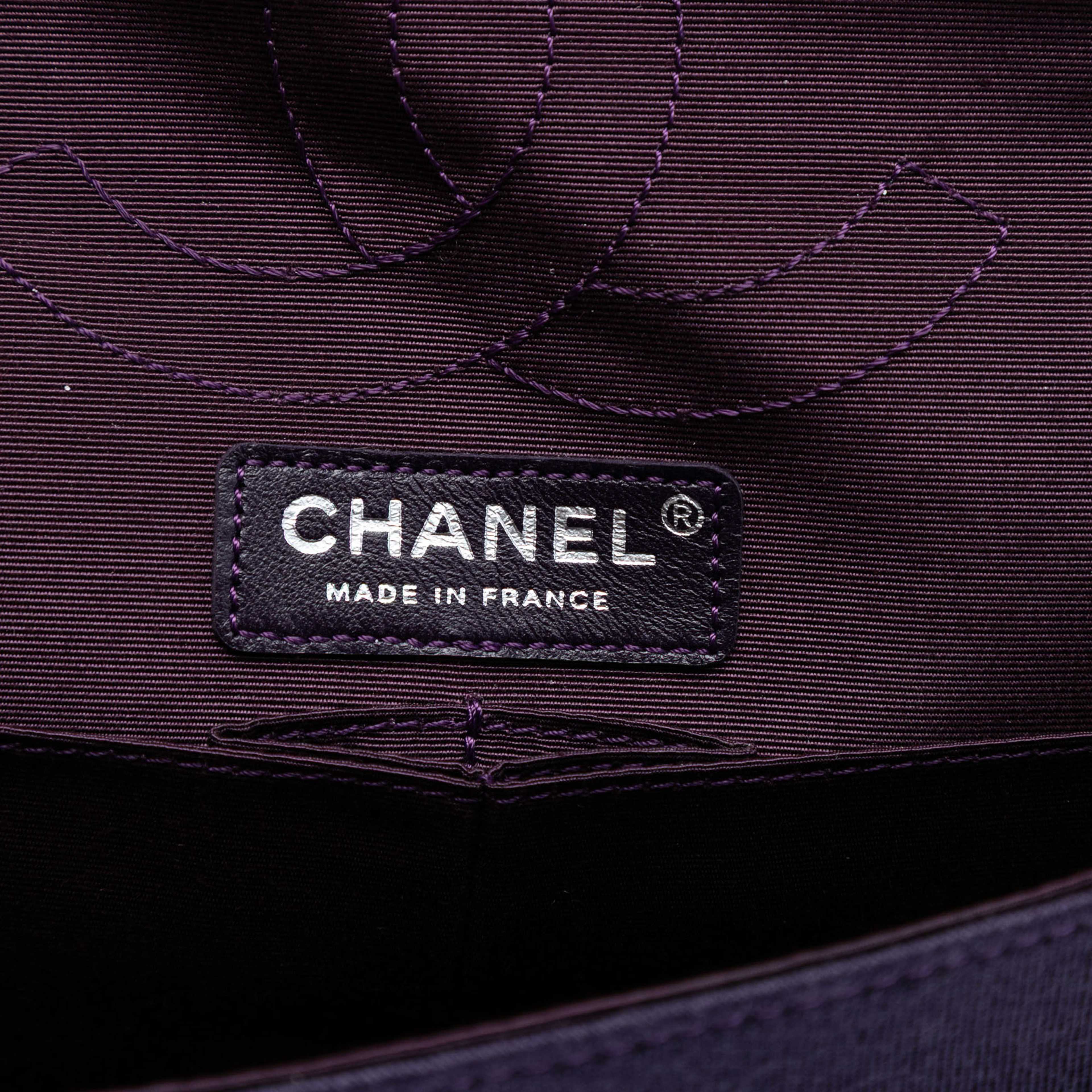 Chanel Quilted Jersey Coco Croc Reissue 2.55 Double Flap 226, från Luxclusif, i färgen dark purple. Klicka för att öppna bilden i stort format