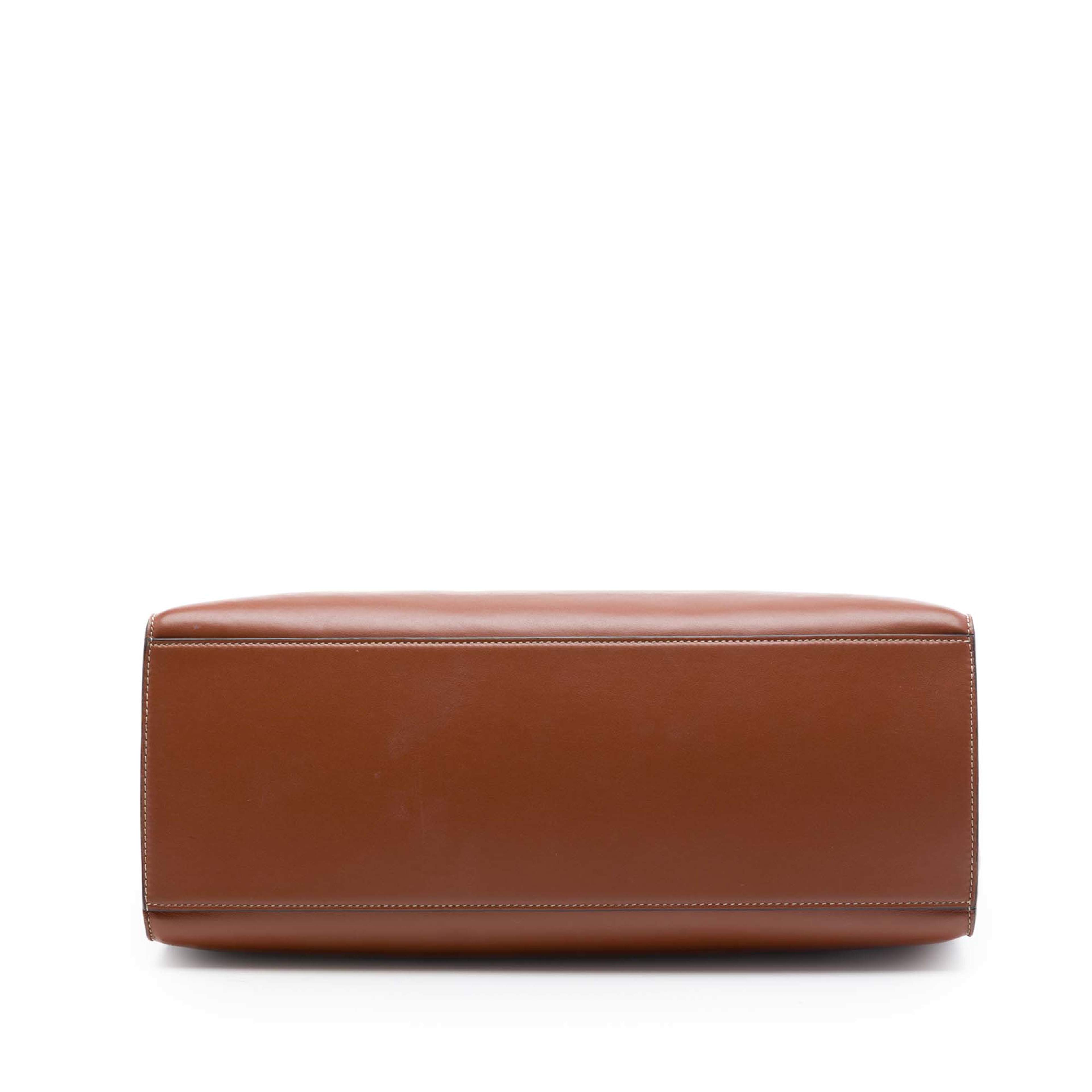 Celine Smooth Calfskin Cabas 16 Tote, från Luxclusif, i färgen brun. Klicka för att öppna bilden i stort format