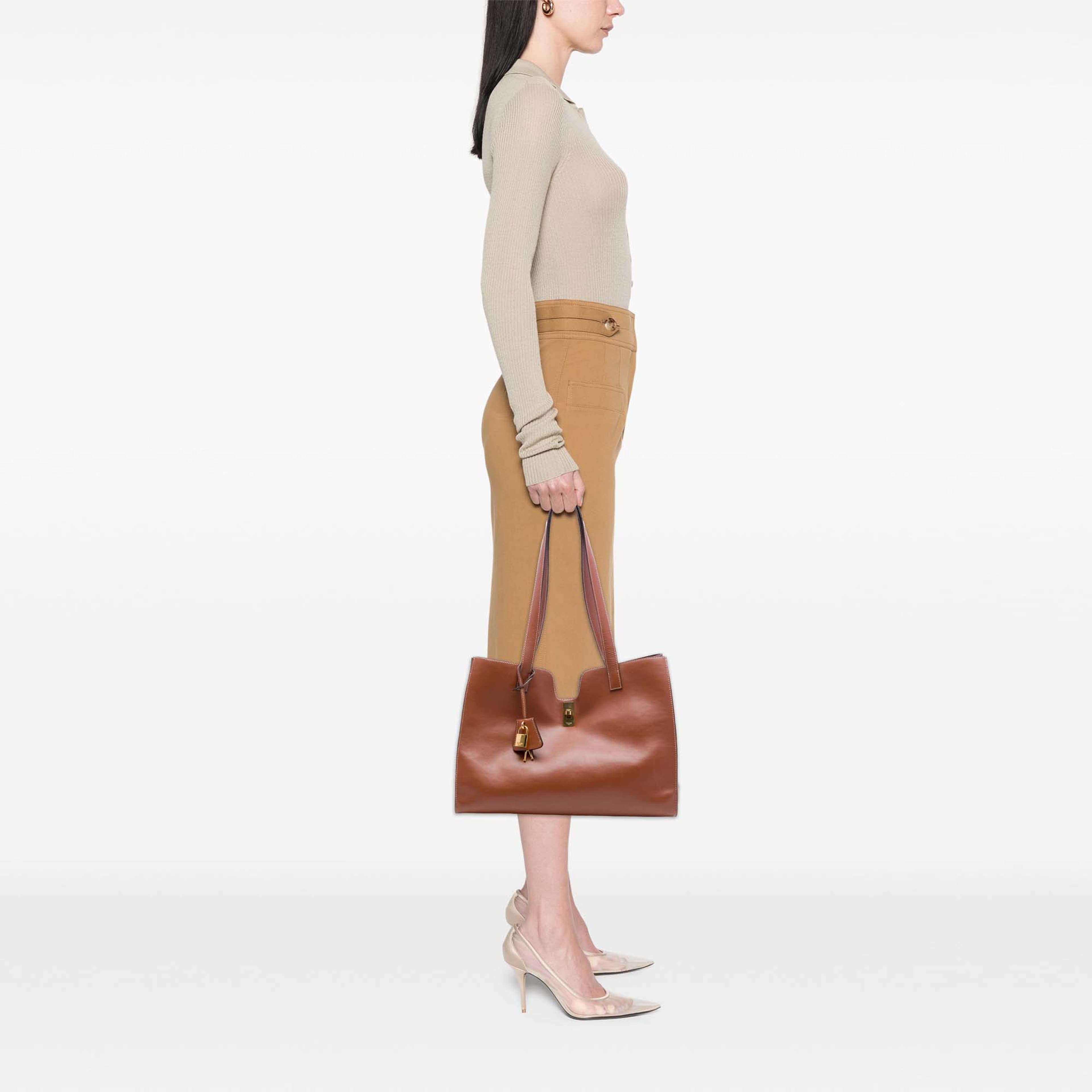 Celine Smooth Calfskin Cabas 16 Tote, från Luxclusif, i färgen brun. Klicka för att öppna bilden i stort format