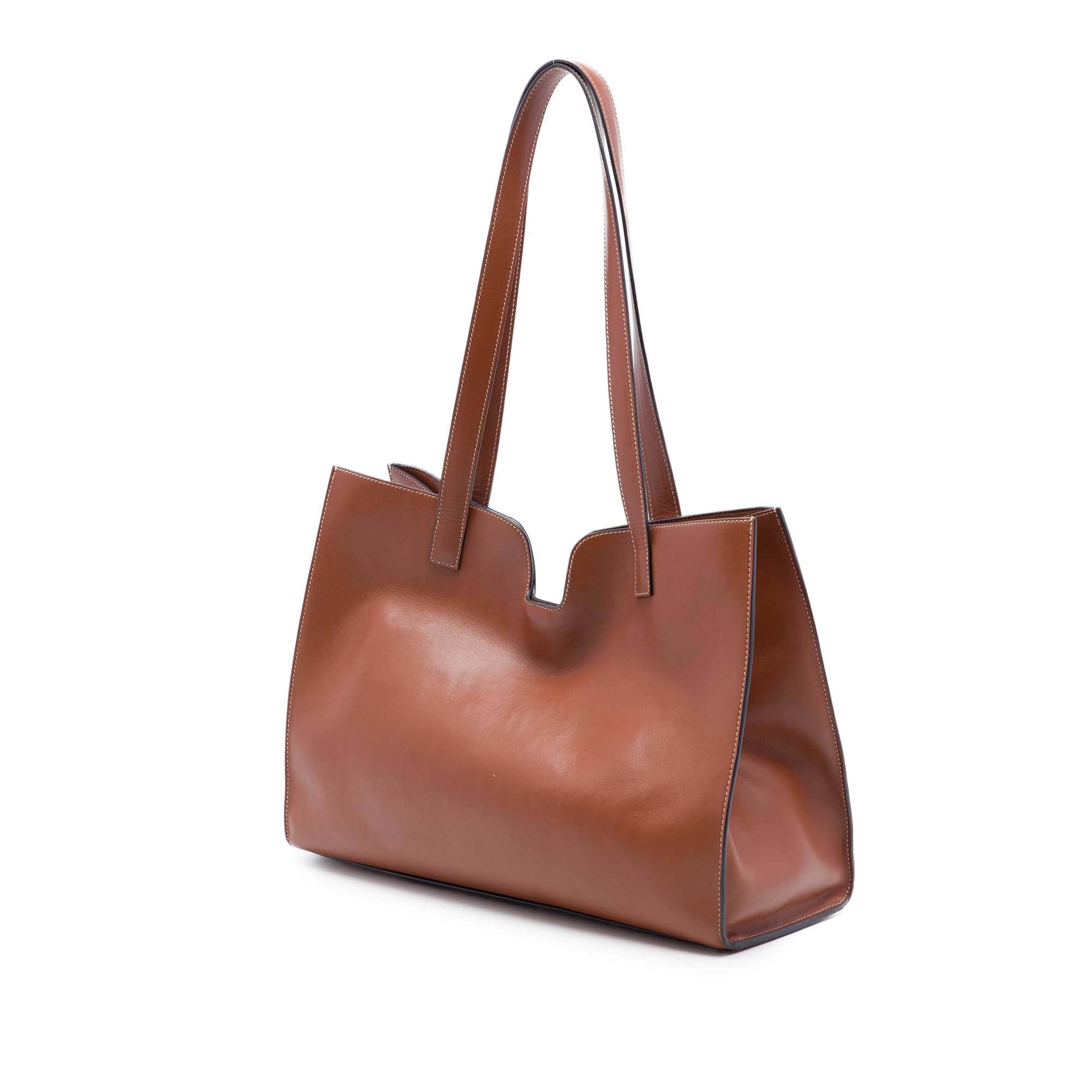 Celine Smooth Calfskin Cabas 16 Tote, från Luxclusif, i färgen brun. Klicka för att öppna bilden i stort format