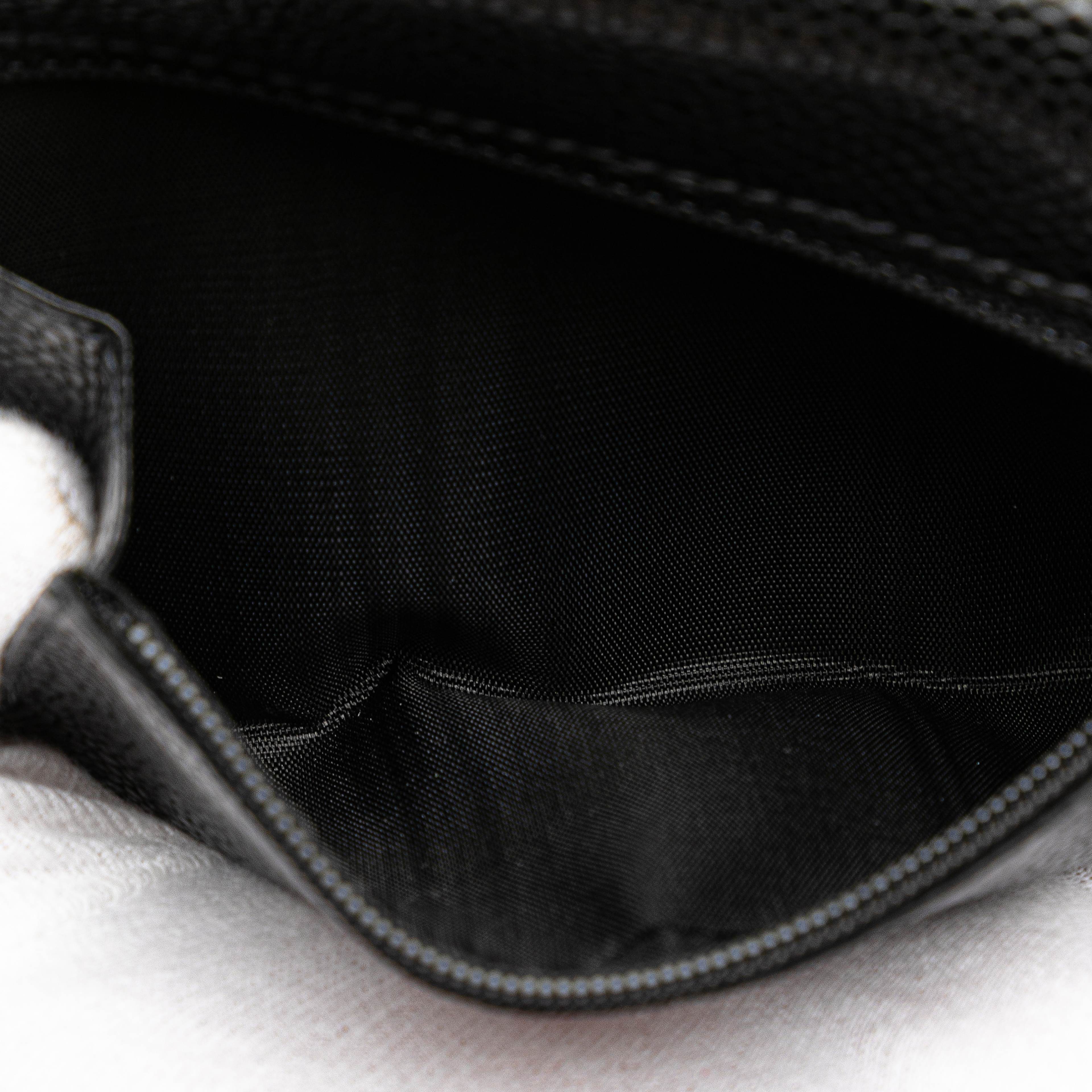 Chanel Cc Caviar Trifold Wallet, från Luxclusif, i färgen black.