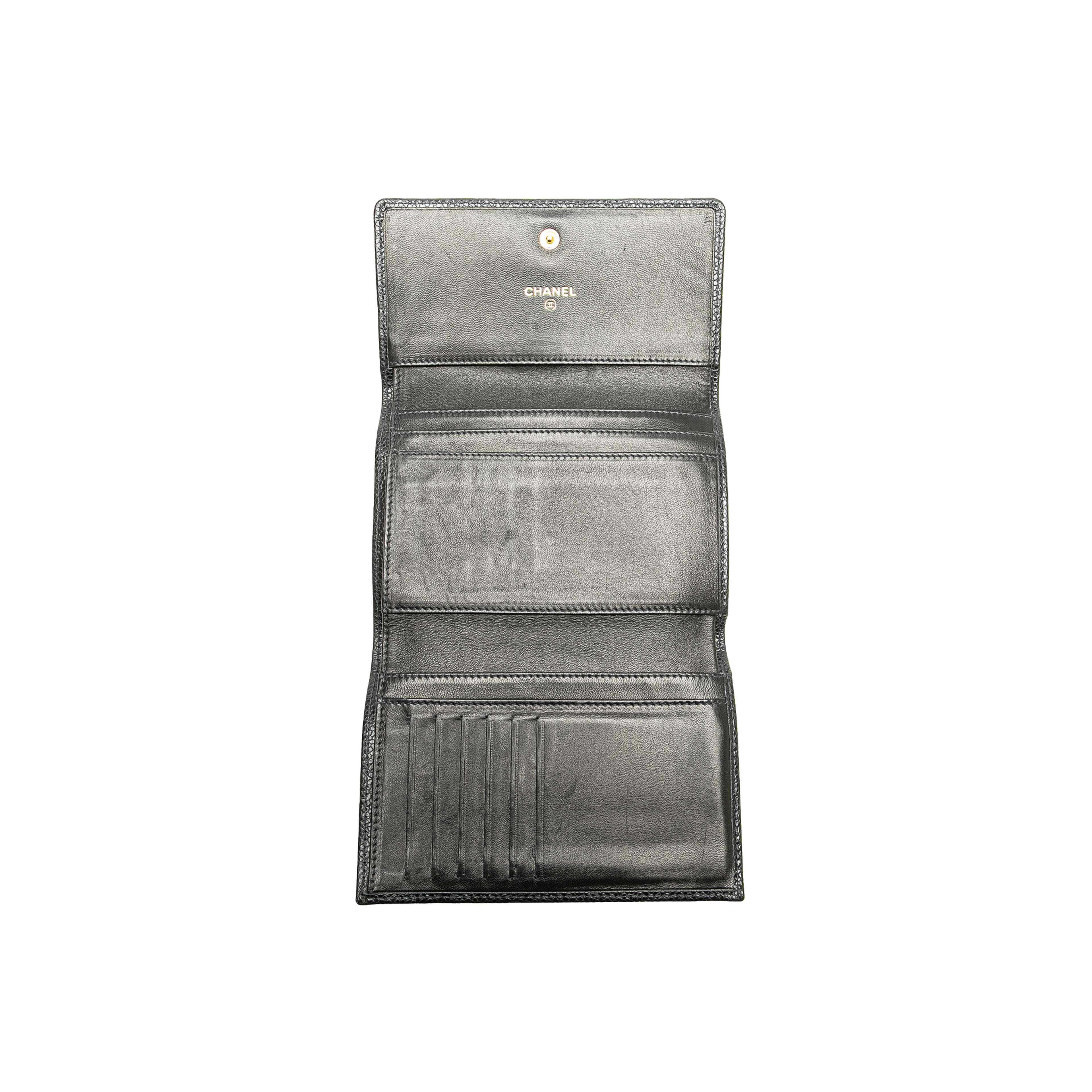 Chanel Cc Caviar Trifold Wallet, från Luxclusif, i färgen black.