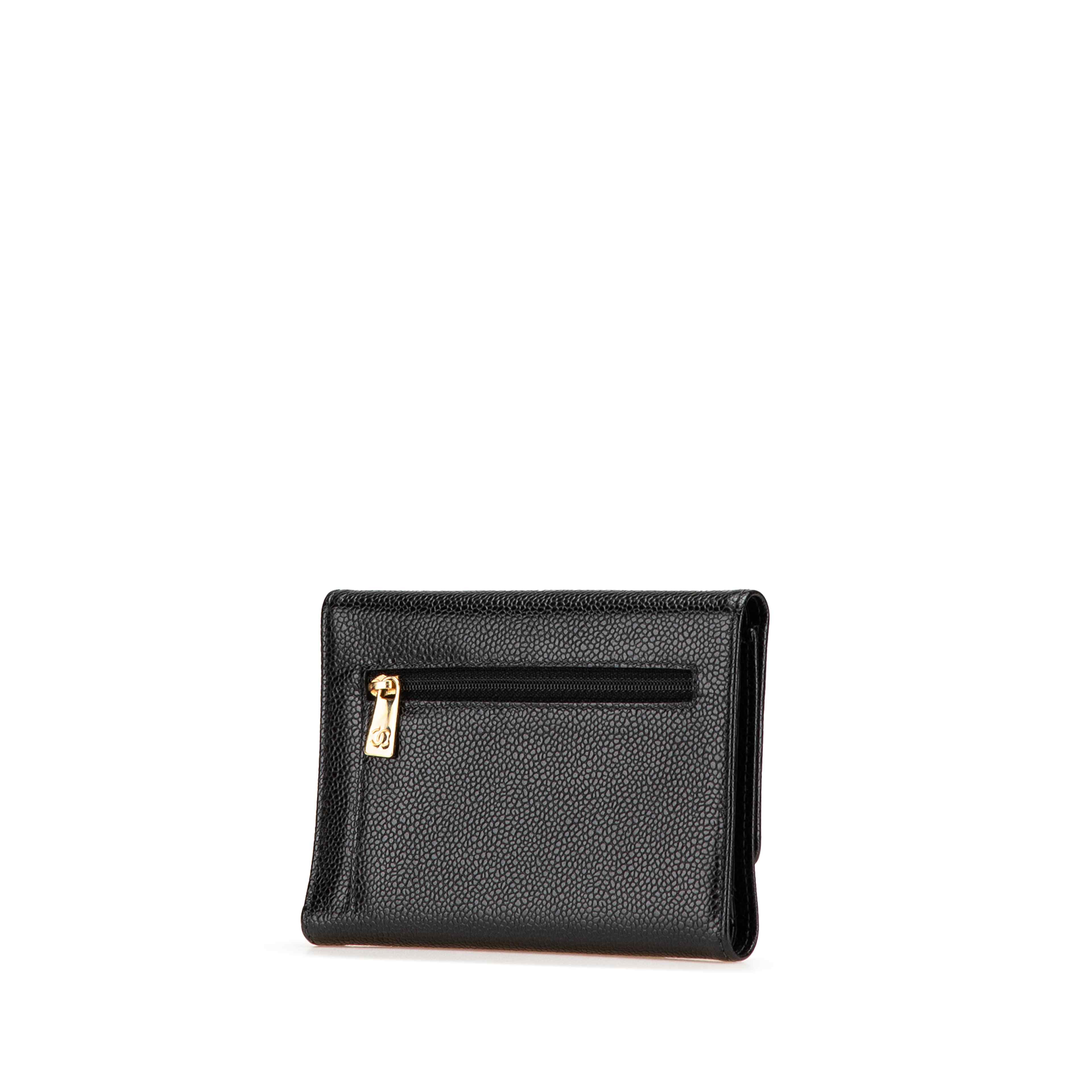 Chanel Cc Caviar Trifold Wallet, från Luxclusif, i färgen black.
