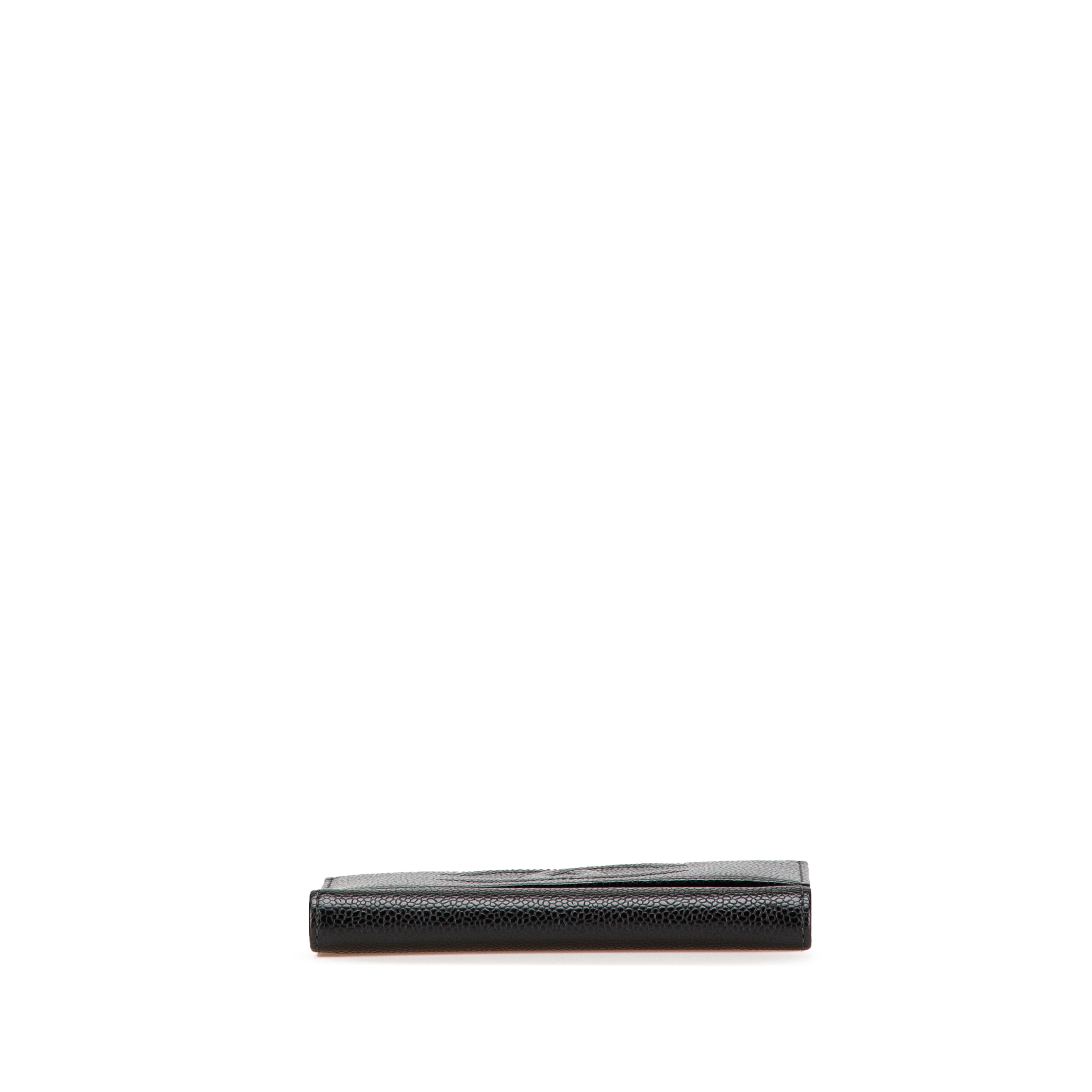 Chanel Cc Caviar Trifold Wallet, från Luxclusif, i färgen black.