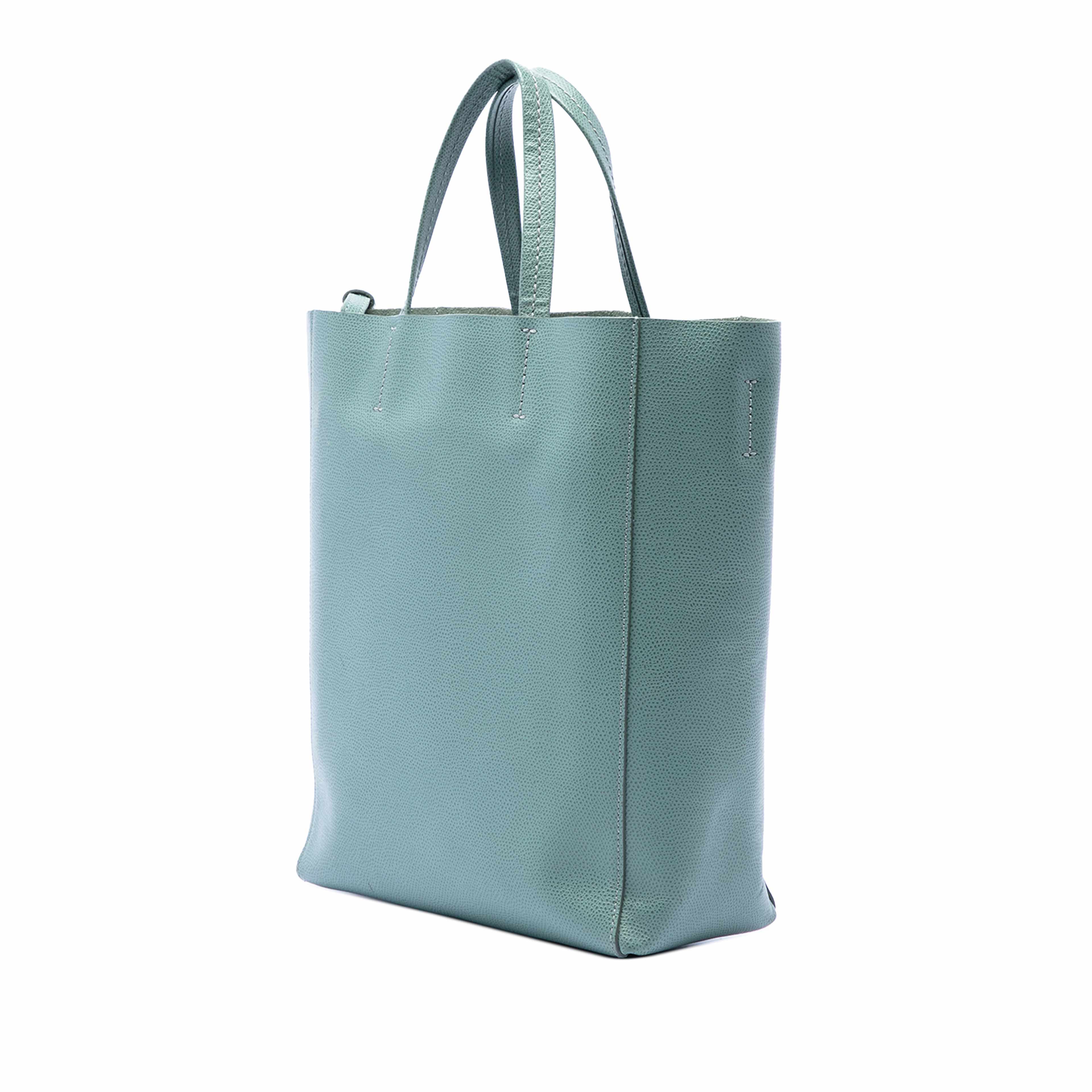 Celine Small Grained Calfskin Vertical Cabas Tote, från Luxclusif, i färgen blå. Klicka för att öppna bilden i stort format