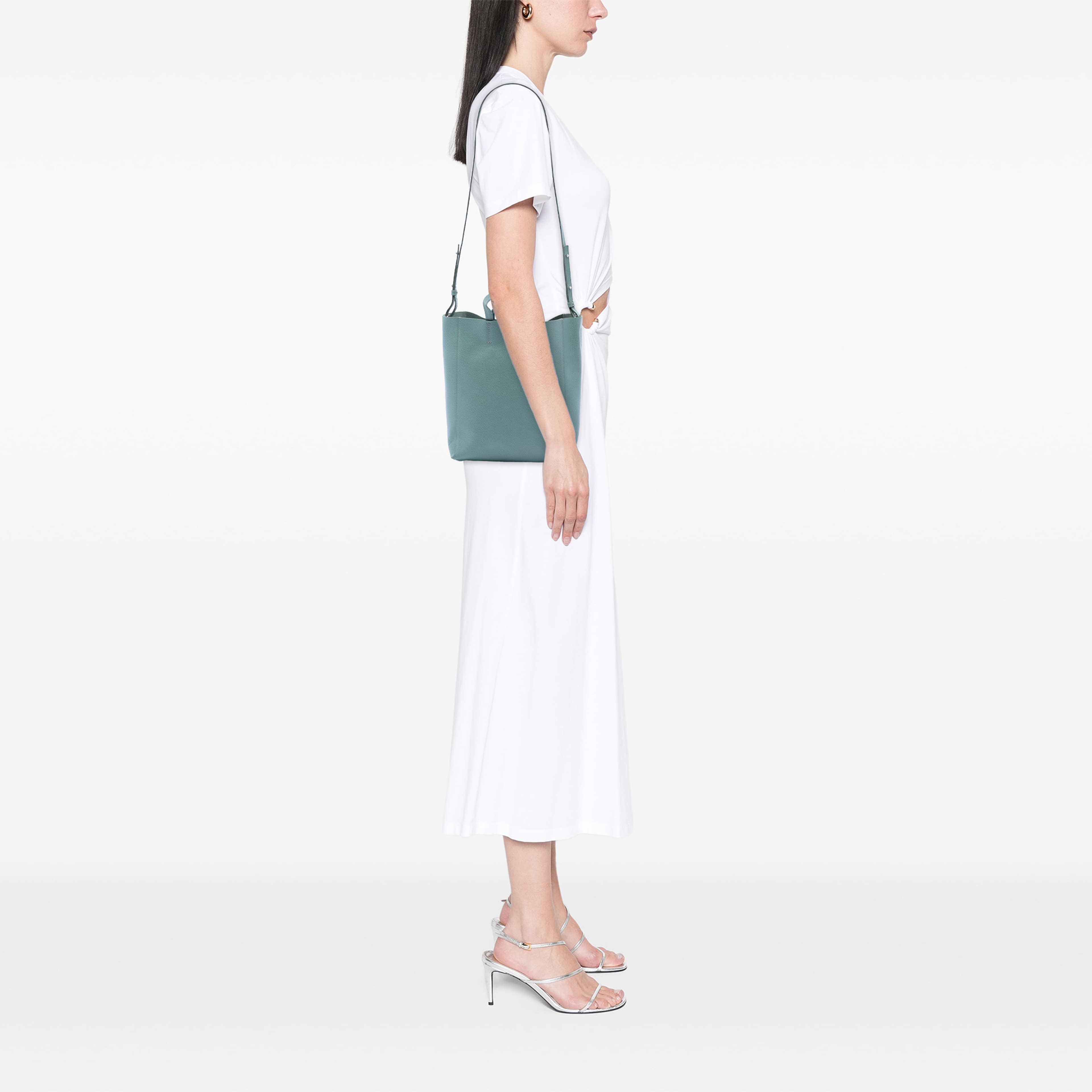 Celine Small Grained Calfskin Vertical Cabas Tote, från Luxclusif, i färgen blå. Klicka för att öppna bilden i stort format