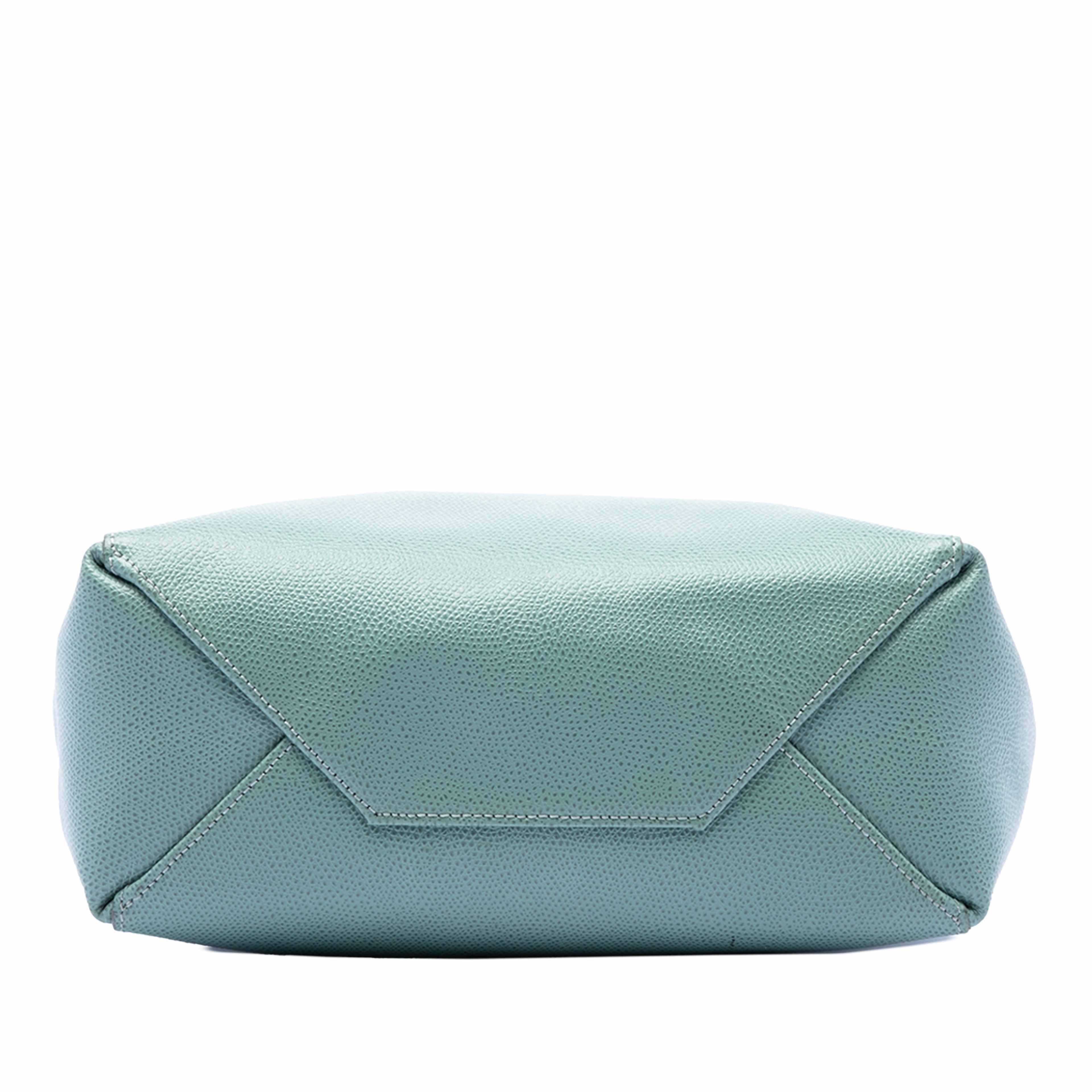 Celine Small Grained Calfskin Vertical Cabas Tote, från Luxclusif, i färgen blå. Klicka för att öppna bilden i stort format
