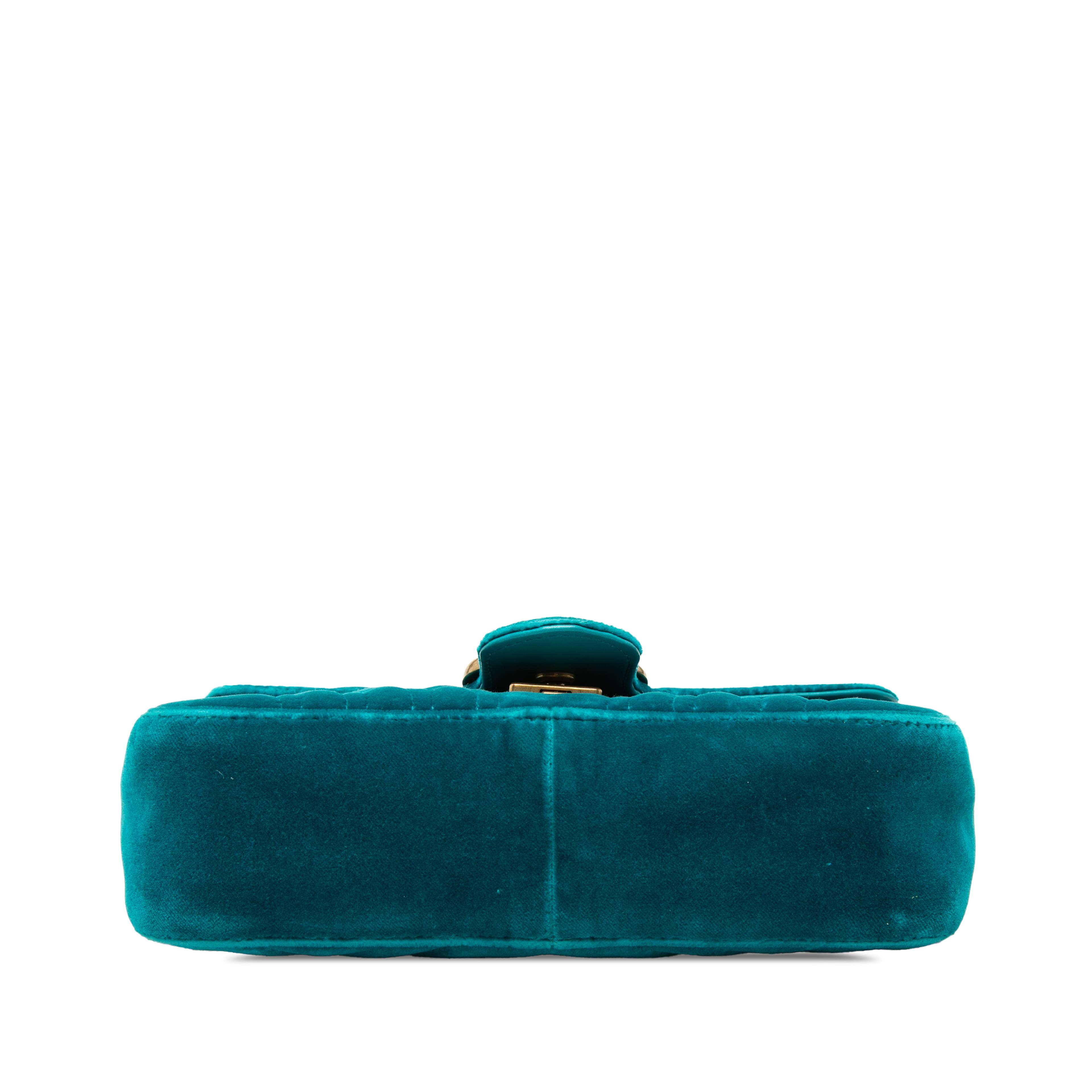 Gucci Small Gg Marmont Matelasse Velvet Shoulder Bag, från Luxclusif, i färgen blå. Klicka för att öppna bilden i stort format